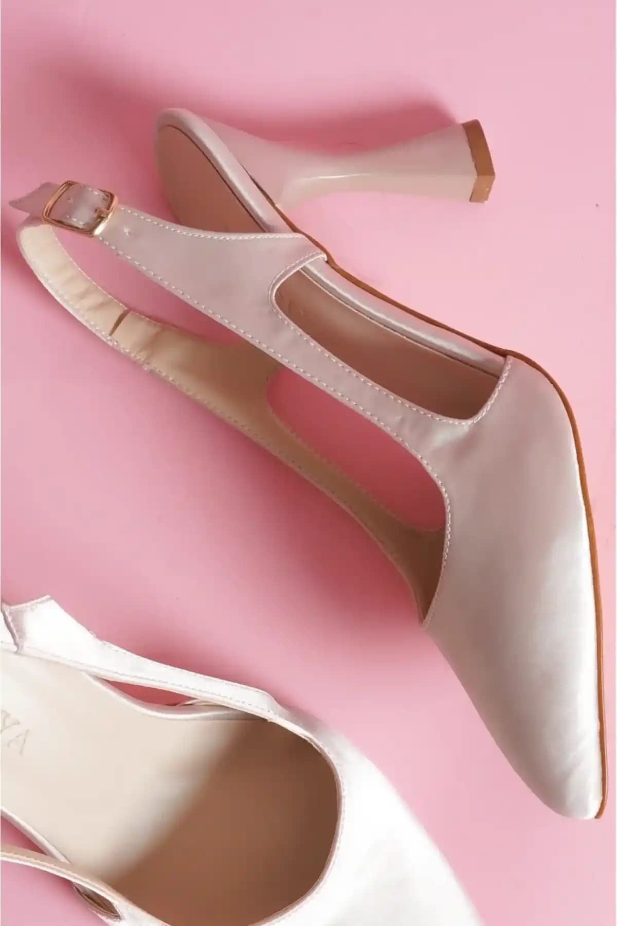 Divolya Açık Yan Detaylarıyla Saten Topuklu Ayakkabılar: Tasarım ve Bakım İpuçları