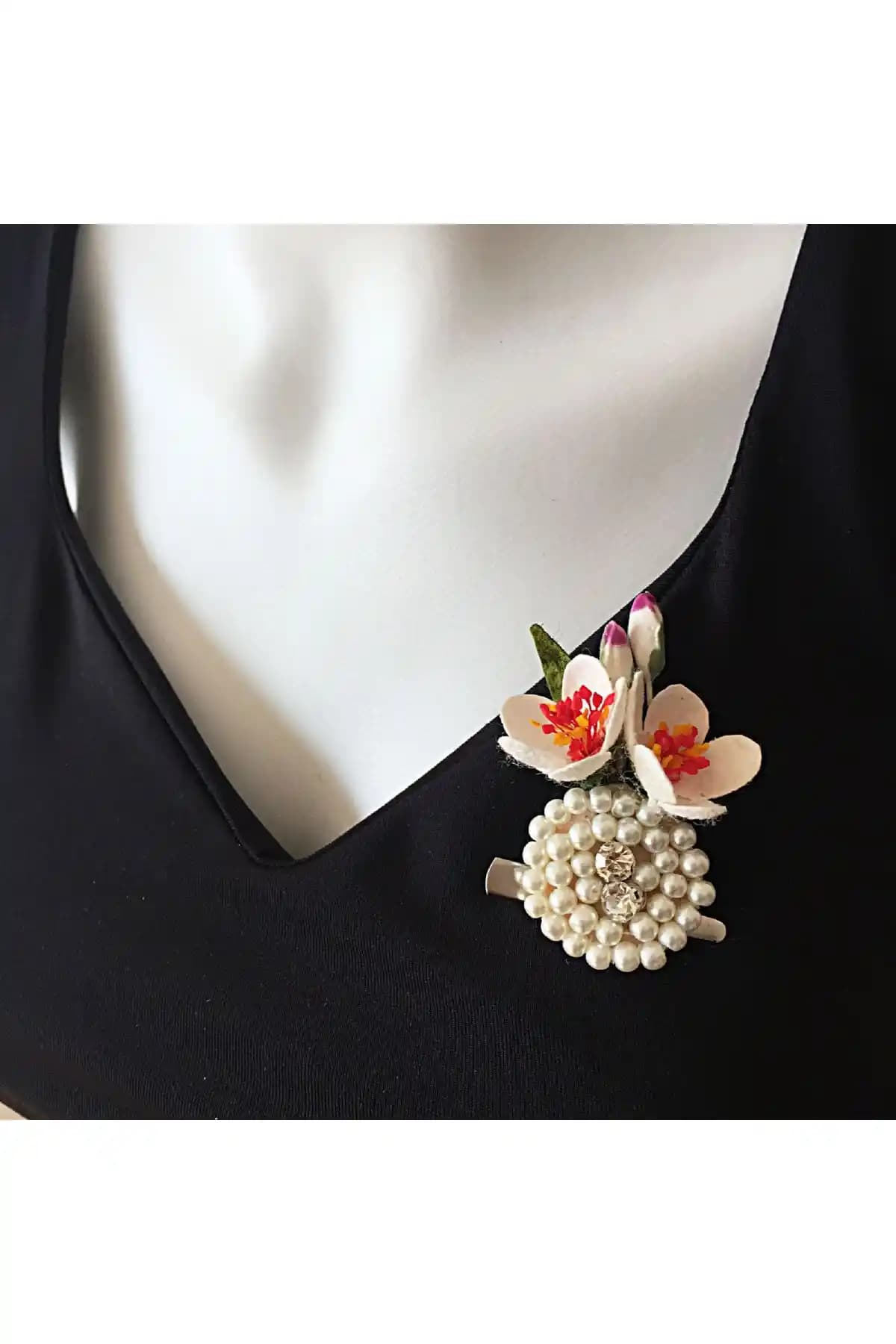 El Yapımı Siyah Broşlar: Kişisel Tarzı Yansıtan Zarif Aksesuarlar ve Güncel Trendler