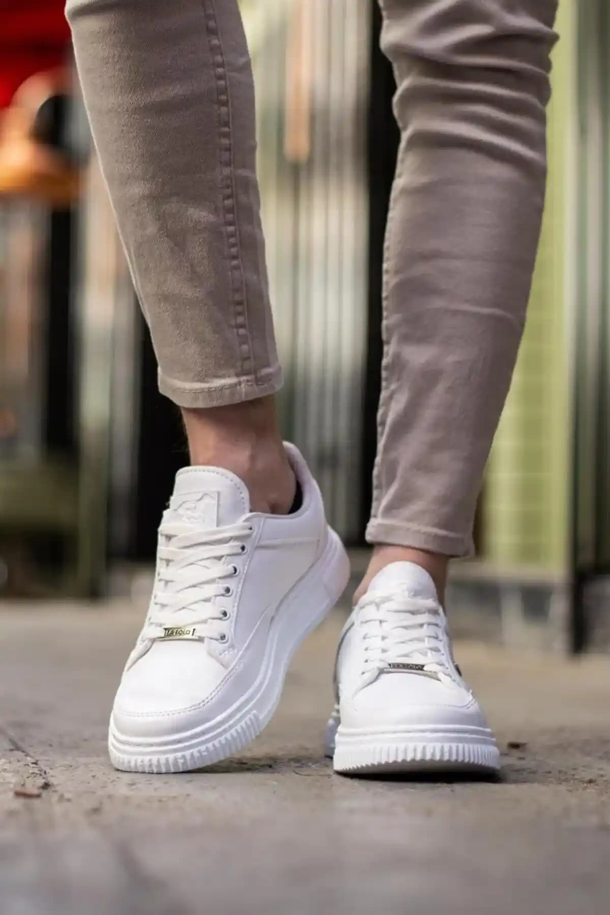 Erkek Beyaz Spor Ayakkabıları: Güncel Trendler ve Stil İpuçları