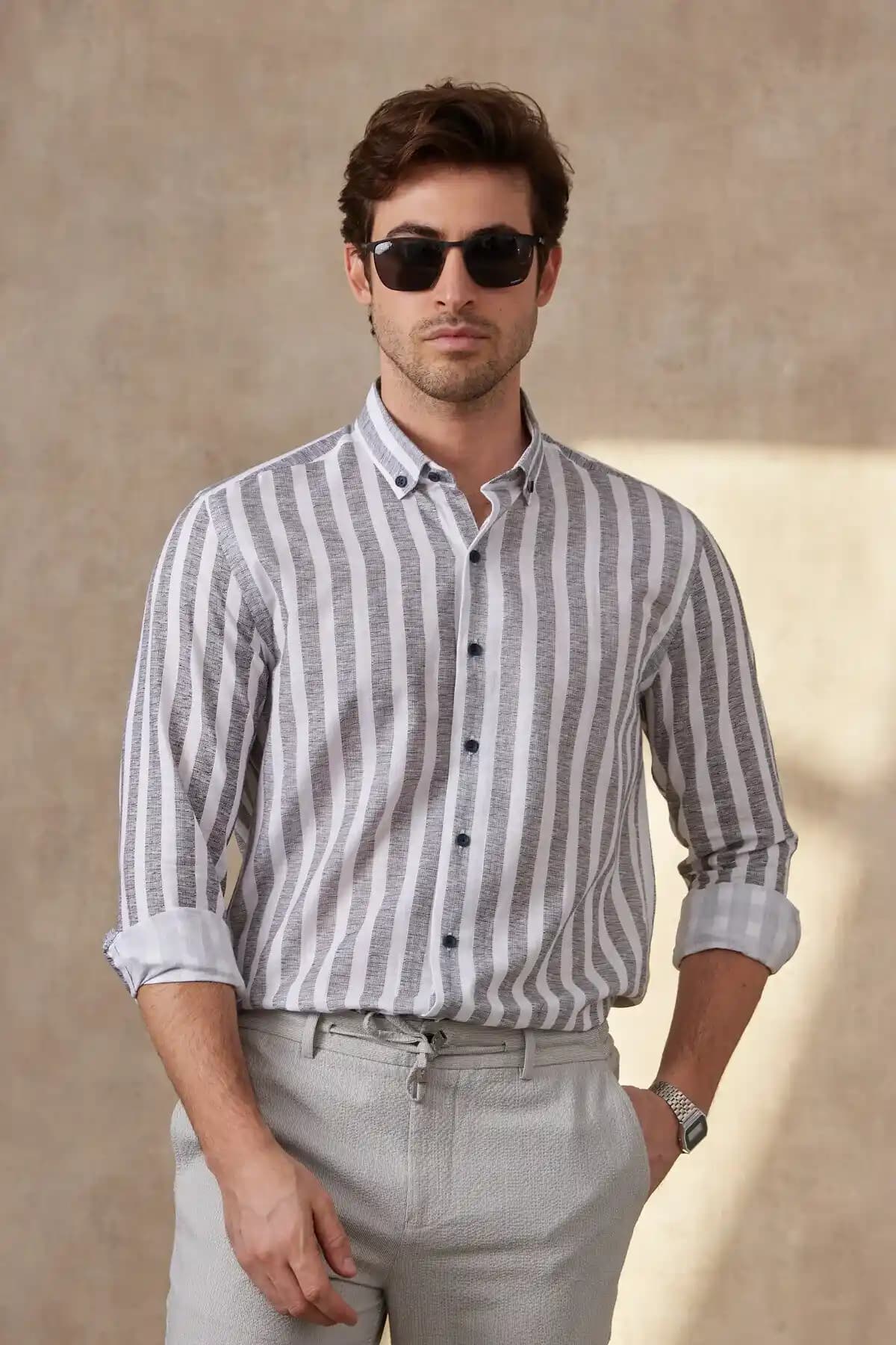 Erkek Giyiminde Modernlik: Gömlek ve Aksesuarların Stil Üzerindeki Etkisi