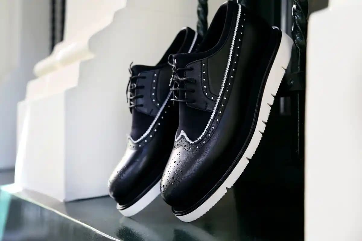 Erkekler İçin Şık ve Rahat Ayakkabı Modelleri: Güncel Trendler ve Teknolojik Yenilikler