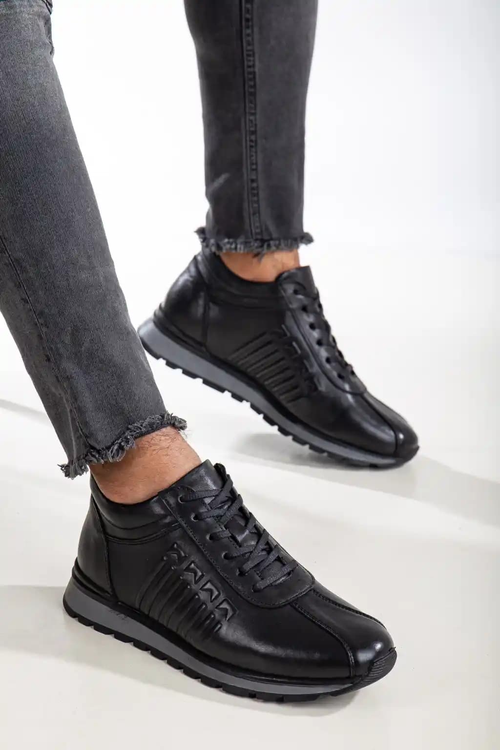 Erkekler İçin Sneaker Seçim Rehberi: Stil ve Konforun Uyumlu Buluşması