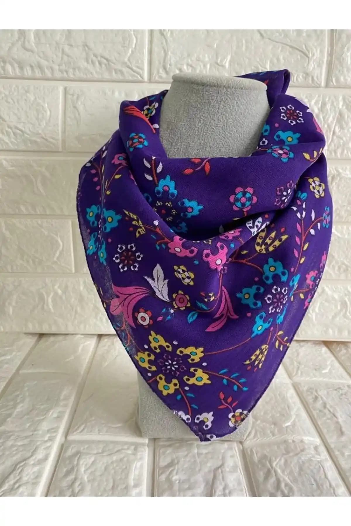 Etnik Bandana ve Fularlar Kadın Aksesuarlarında Renkli ve Anlamlı Bir Dokunuş