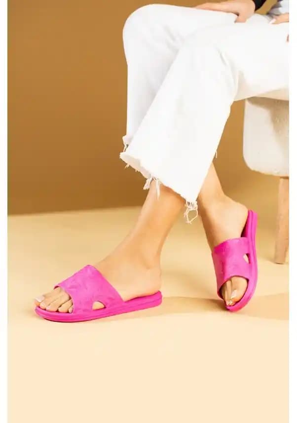 Eva kadın pembe potin slipcat: Şıklık ve konforu bir arada sunan pratik terlik modeli