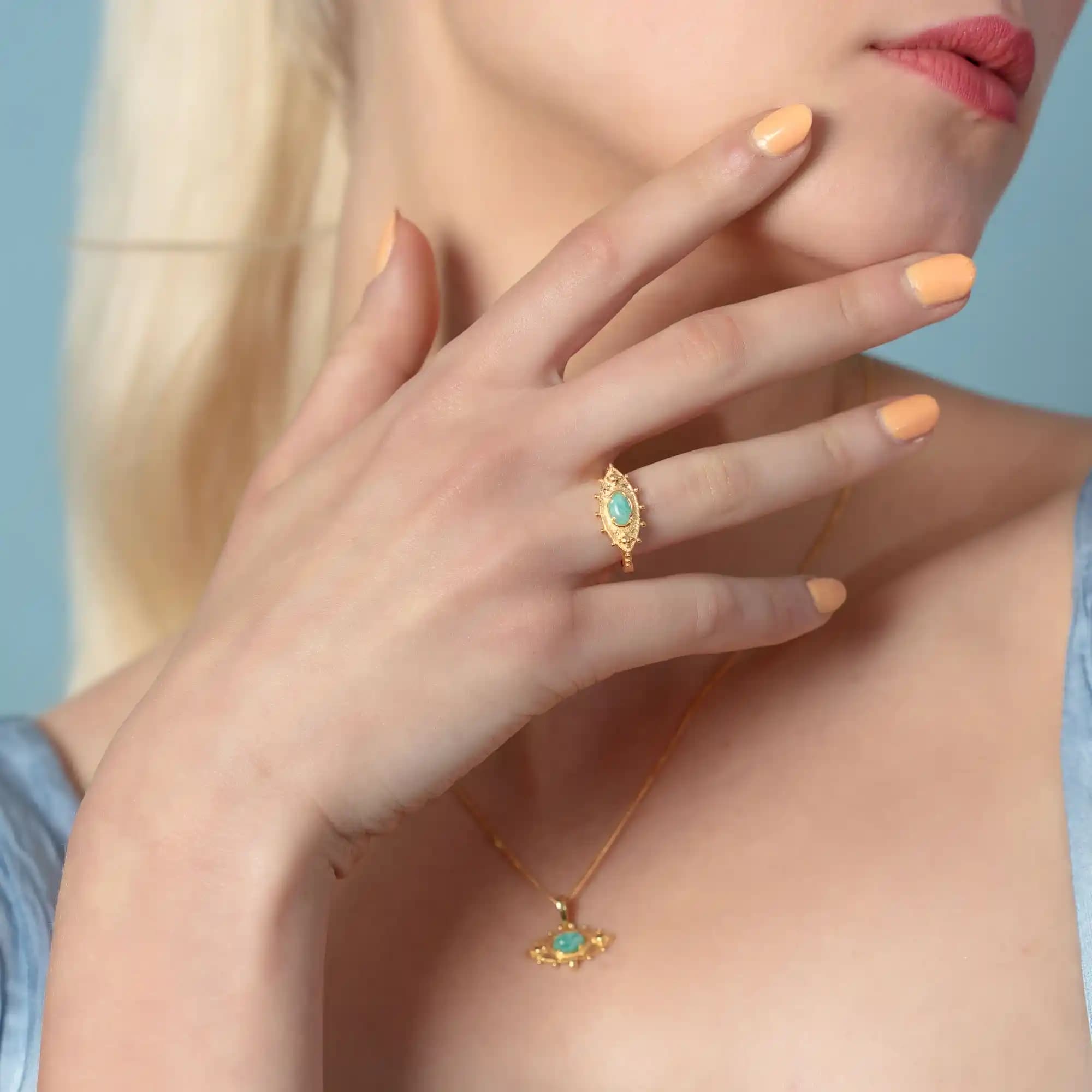 Gece Parlamanın Estetik ve Gizemli Dünyası: Glow in the Dark Mistik Takı Koleksiyonu