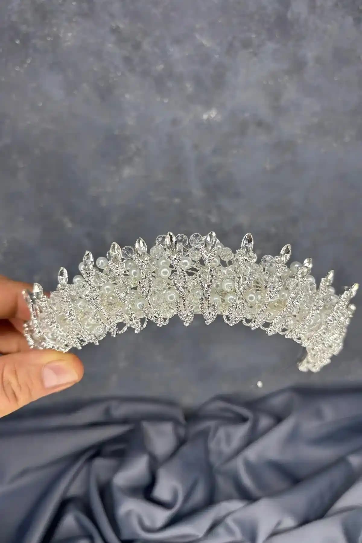 Gelin Tacı Seçenekleri ve Tasarım Özellikleri Boncuk ve Limelia Detaylarıyla