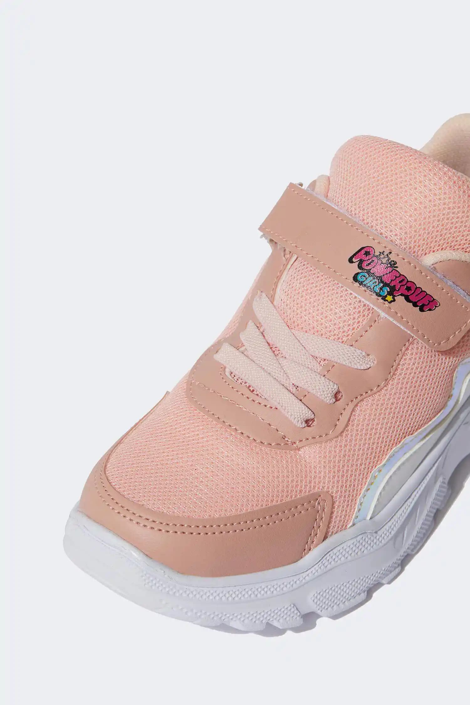 Genç Kızlar İçin En Popüler Ayakkabı Seçenekleri ve Moda Trendleri 2023