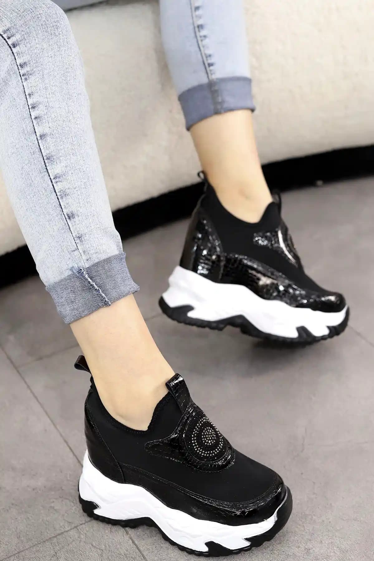 Gizli Topuklu Spor Ayakkabılarıyla Hem Şıklık Hem Konfor Sağlayan Yenilikçi Tasarımlar