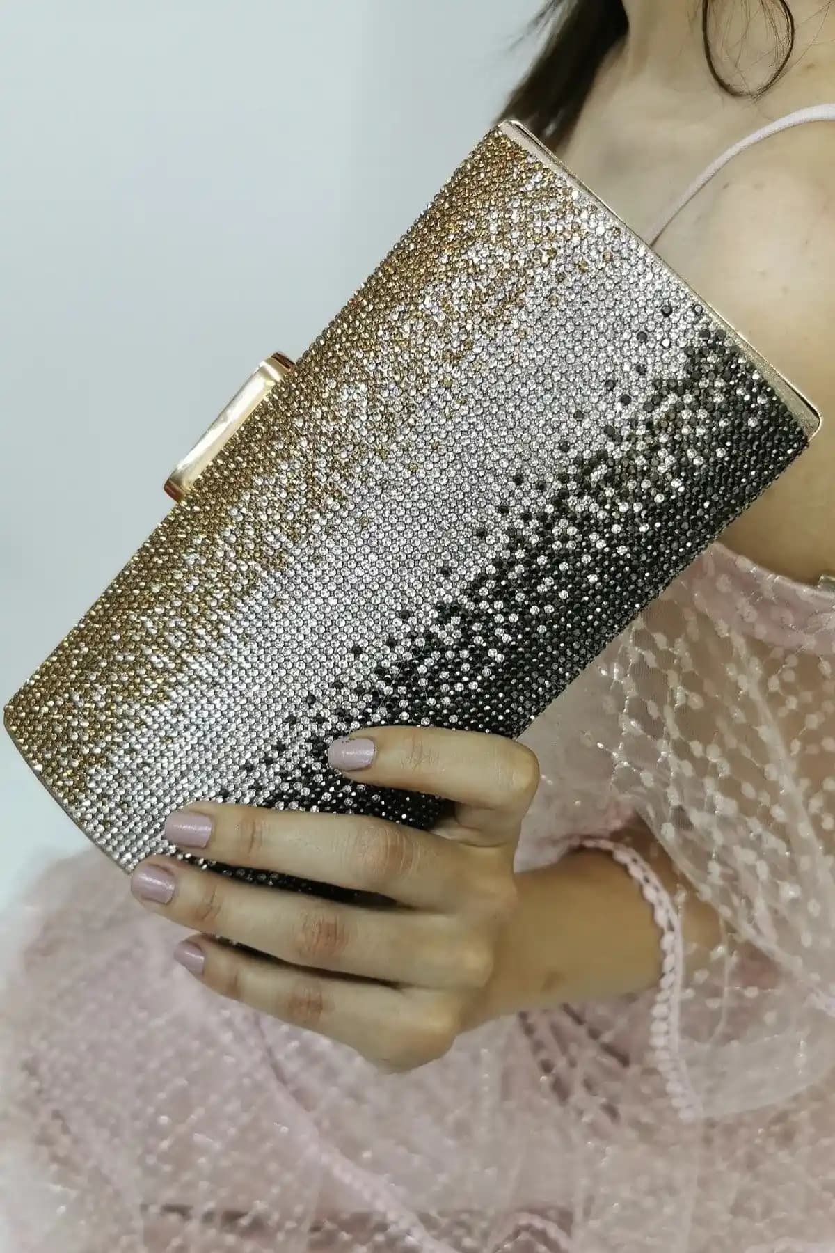 Gold Abiye Portföy Çanta: Kadınlar İçin Zarif ve Fonksiyonel Seçenekler