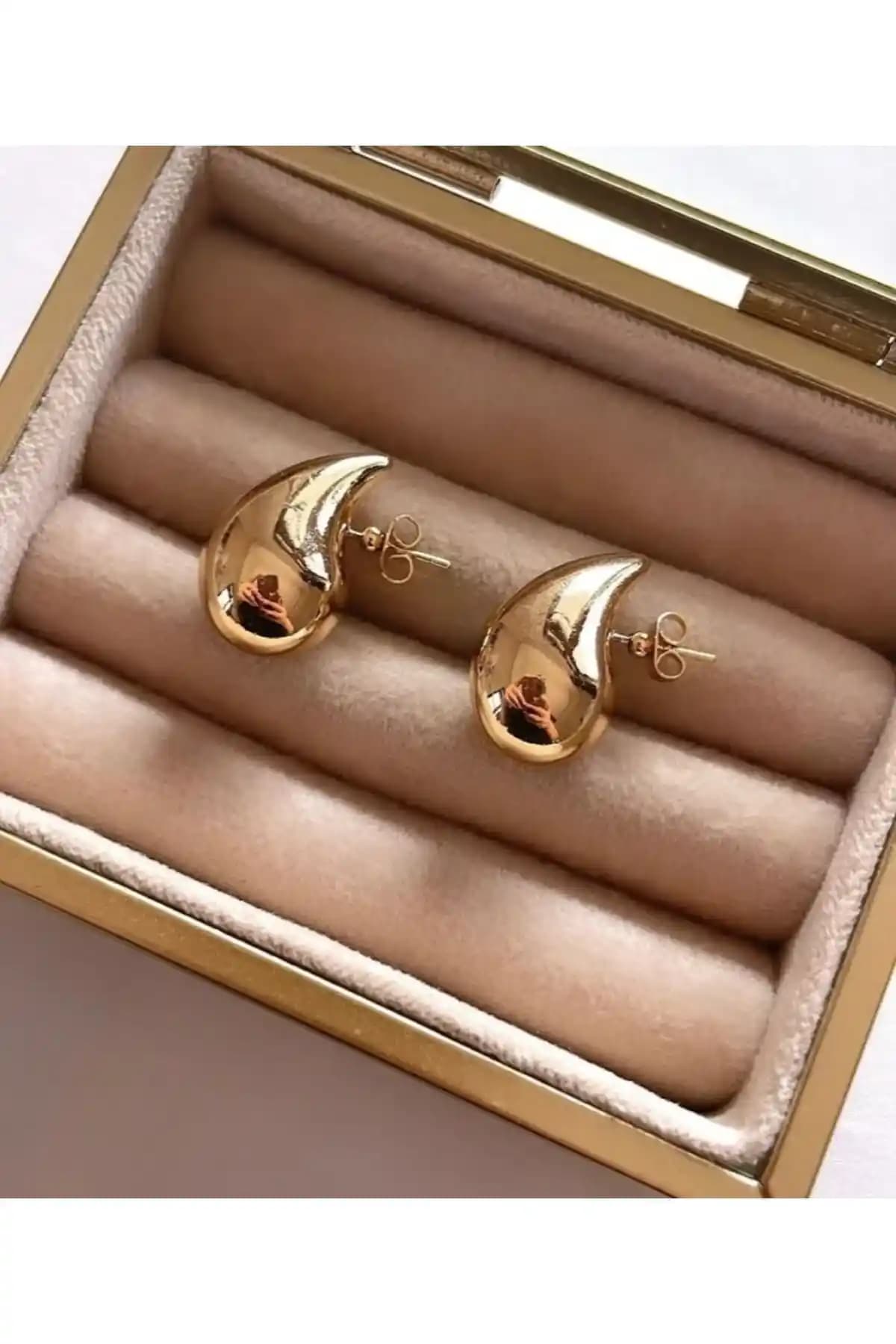 Gold Damla Çelik Küpe: Şıklık ve Dayanıklılığı Bir Arada Sunan Modern Takı Seçeneği