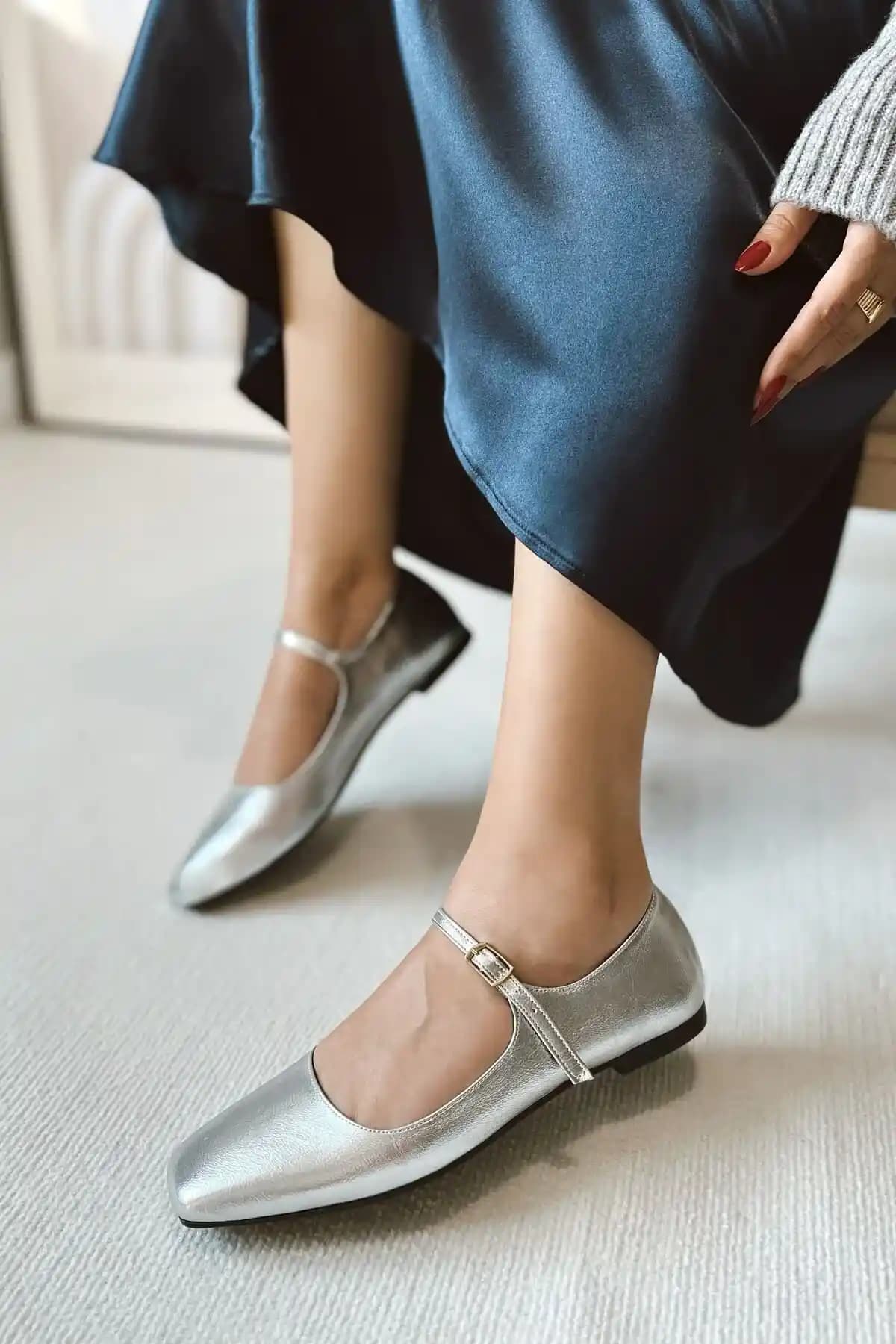 Gri Deri Babetler Kadınlar İçin Şıklık ve Rahatlığı Bir Arada Sunan Ayakkabılar