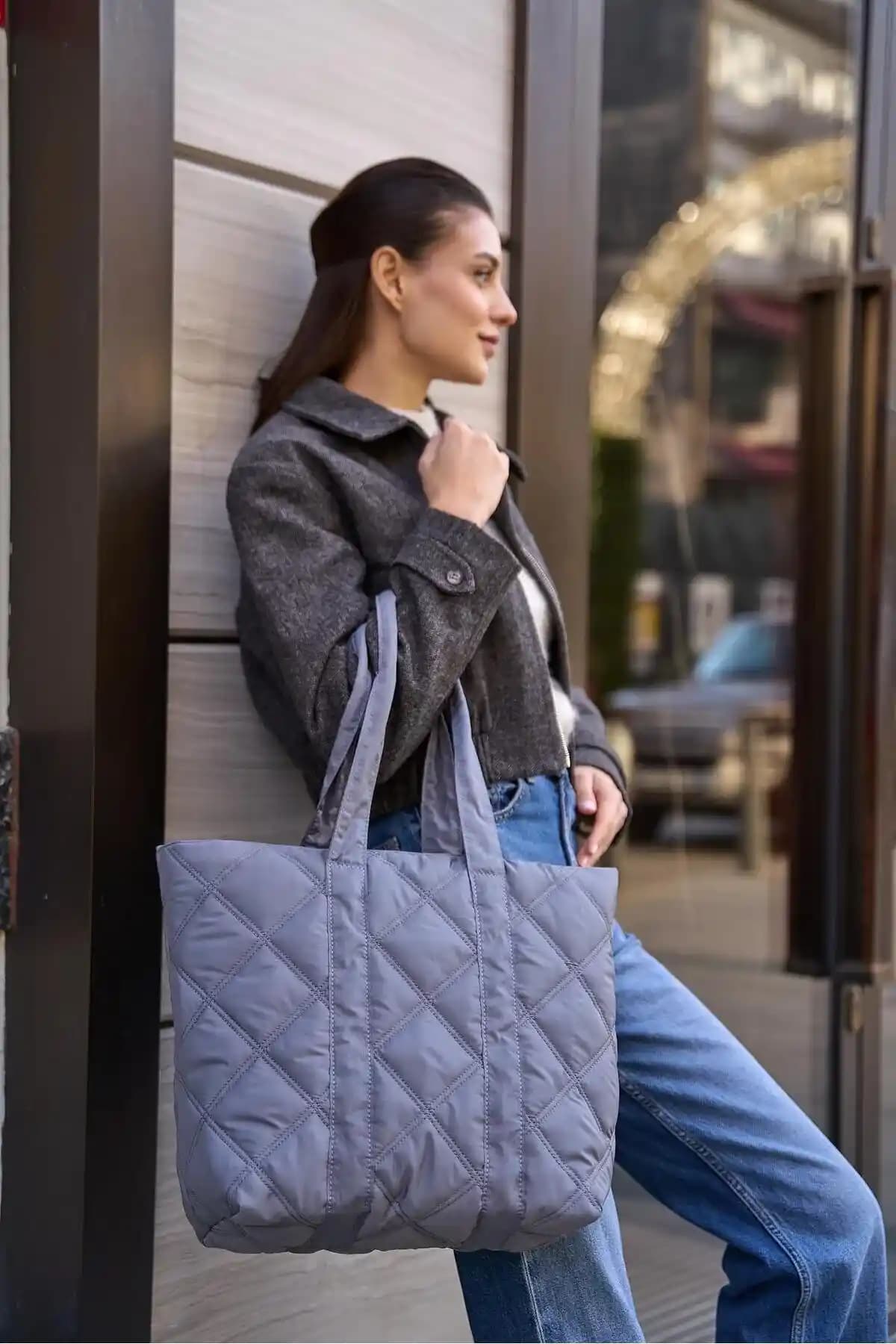 Gri Kapitone Puf Çanta Kadınlar İçin Şıklık ve İşlevselliğin Mükemmel Buluşması