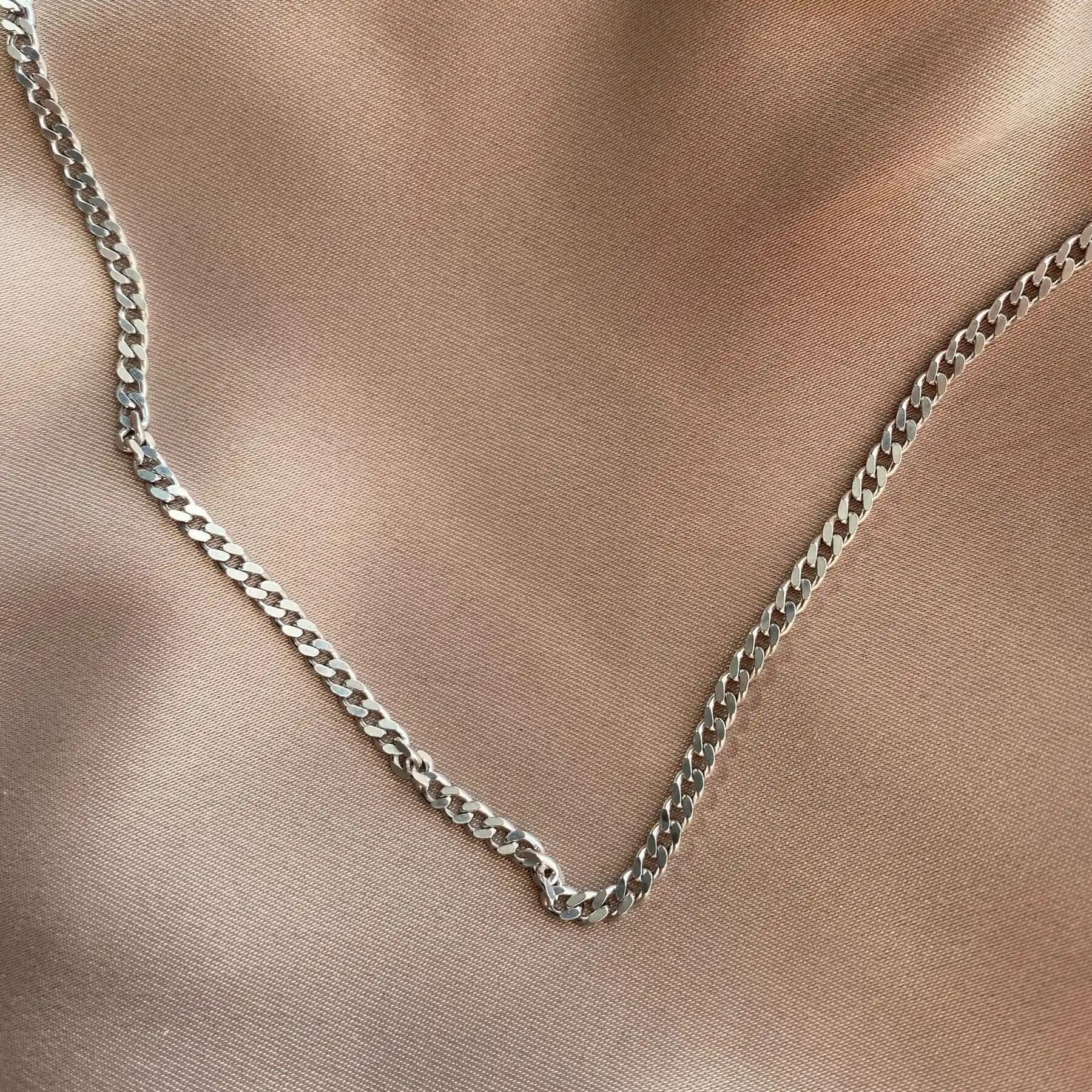 Gümsü Zincir Kolye Bakımı ve Kullanım İpuçlarıyla Parlaklığını Koruma Rehberi