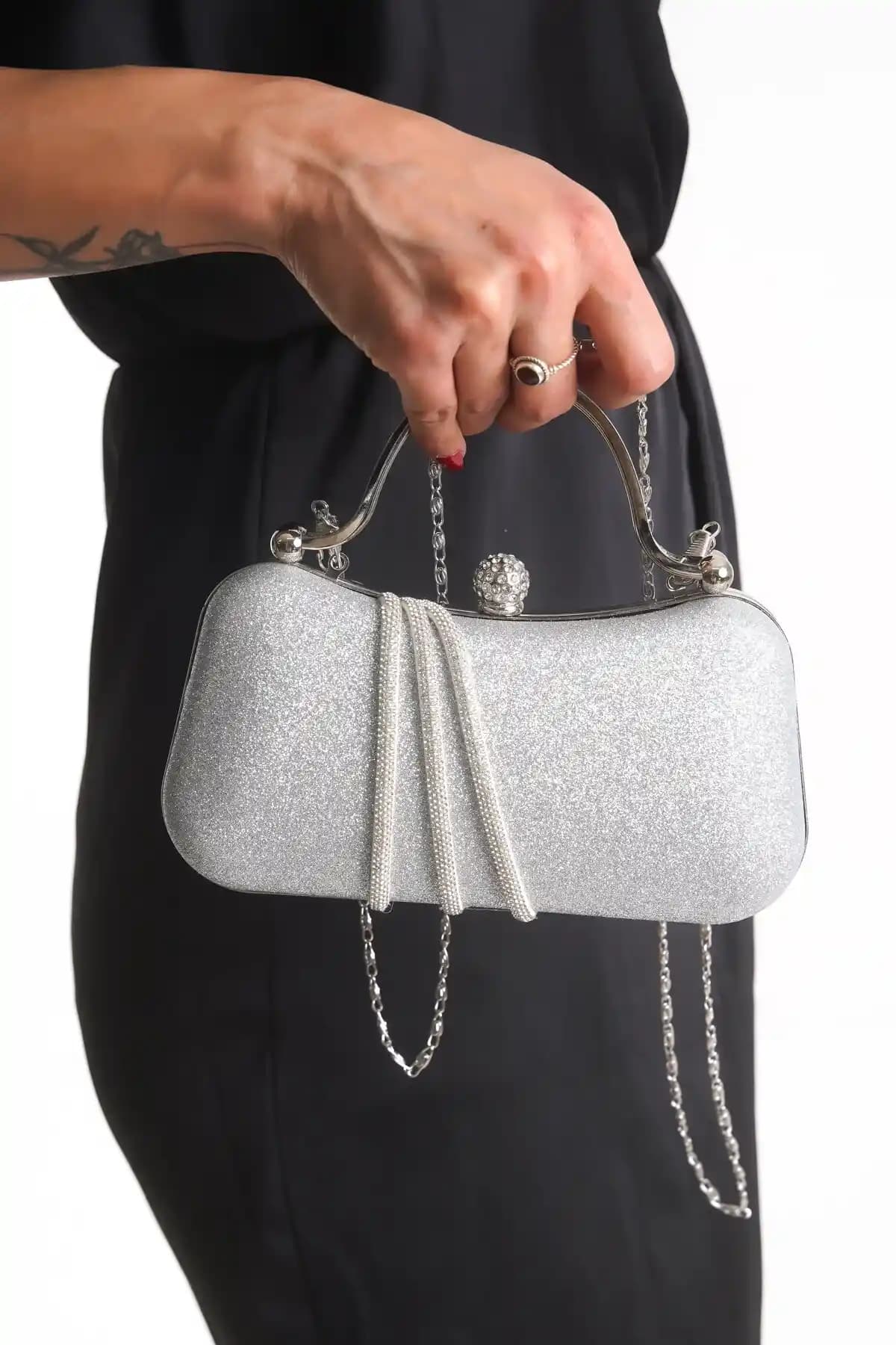 Gümüş Abiye Taşlı Simli Çanta: Zarif ve İşlevsel Tasarımlarla Öne Çıkıyor