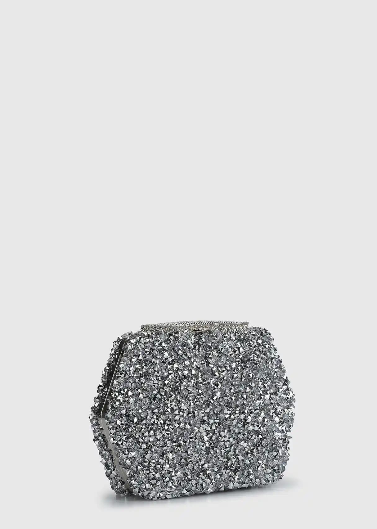 Gümüş Kadın Abiye Çantaları: Zarafeti ve Şıklığı Tamamlayan En İyi Seçenekler