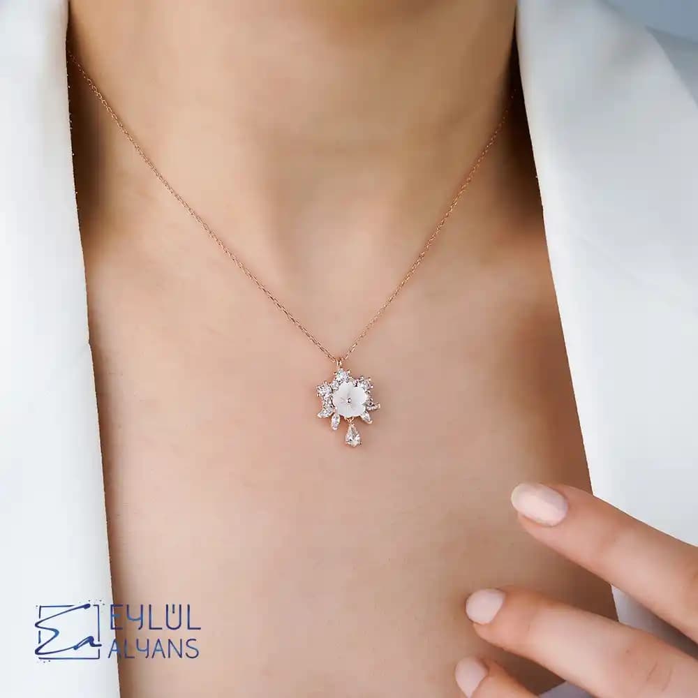 Gümüş Kolye Modelleri ve Tasarımları: Zarafet ve Şıklığın Simgesi