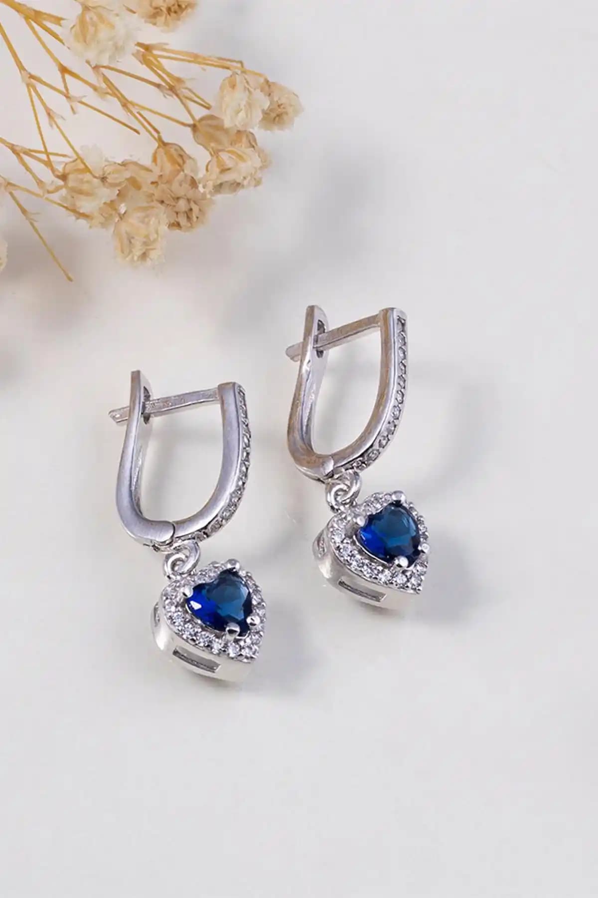 Gümüş Küpe Modellerinde Zümrüt ve Safir Taşlarının Özellikleri ve Karşılaştırması