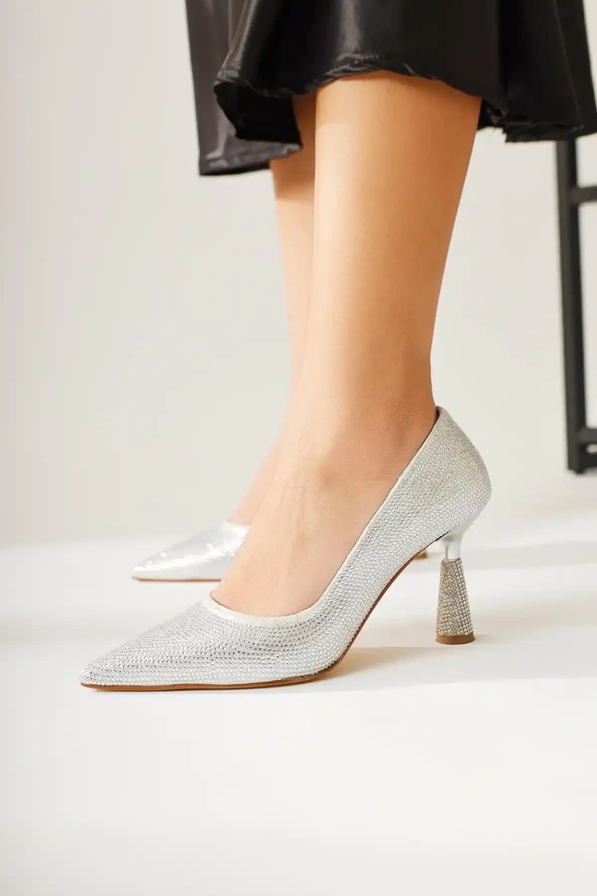 Gümüş Taş Kaplamalı Kadın Ayakkabıları: Şıklık ve Zarafetin Modern Yansıması