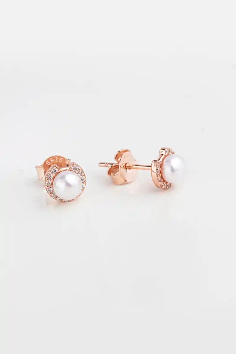 Gümüş ve Altın Kaplama Zirkon Taşlı Küpeler: Estetik ve Dayanıklılık Sunan Takı Seçenekleri