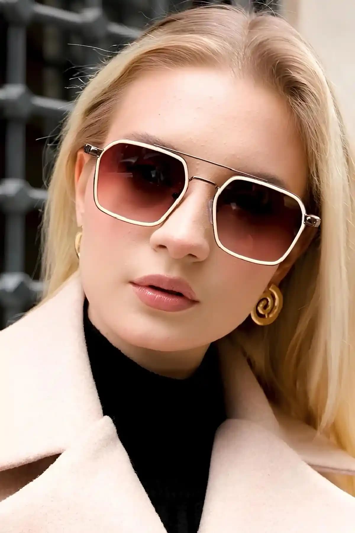 Güneş Gözlüğü Seçimi ve Moda Trendleri: Stil ve Fonksiyonellik Dengesi