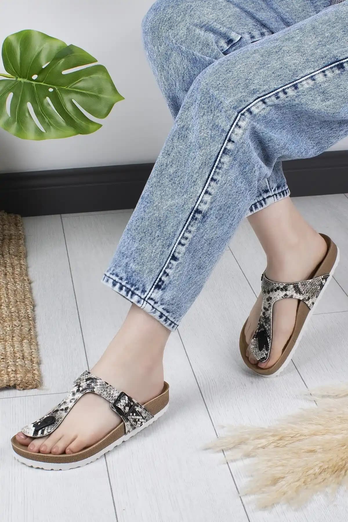 Günlük Kullanım İçin Konforlu Parmak Arası Terlik Modelleri ve Özellikleri