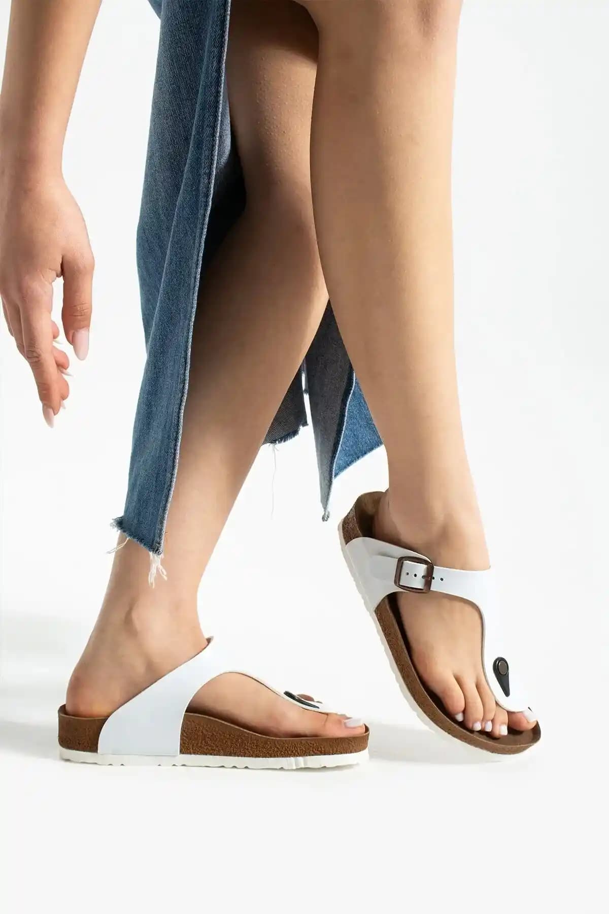 Hafif Yazlık Parmak Arası Terlikler: Konfor ve Şıklığın Birleşimi