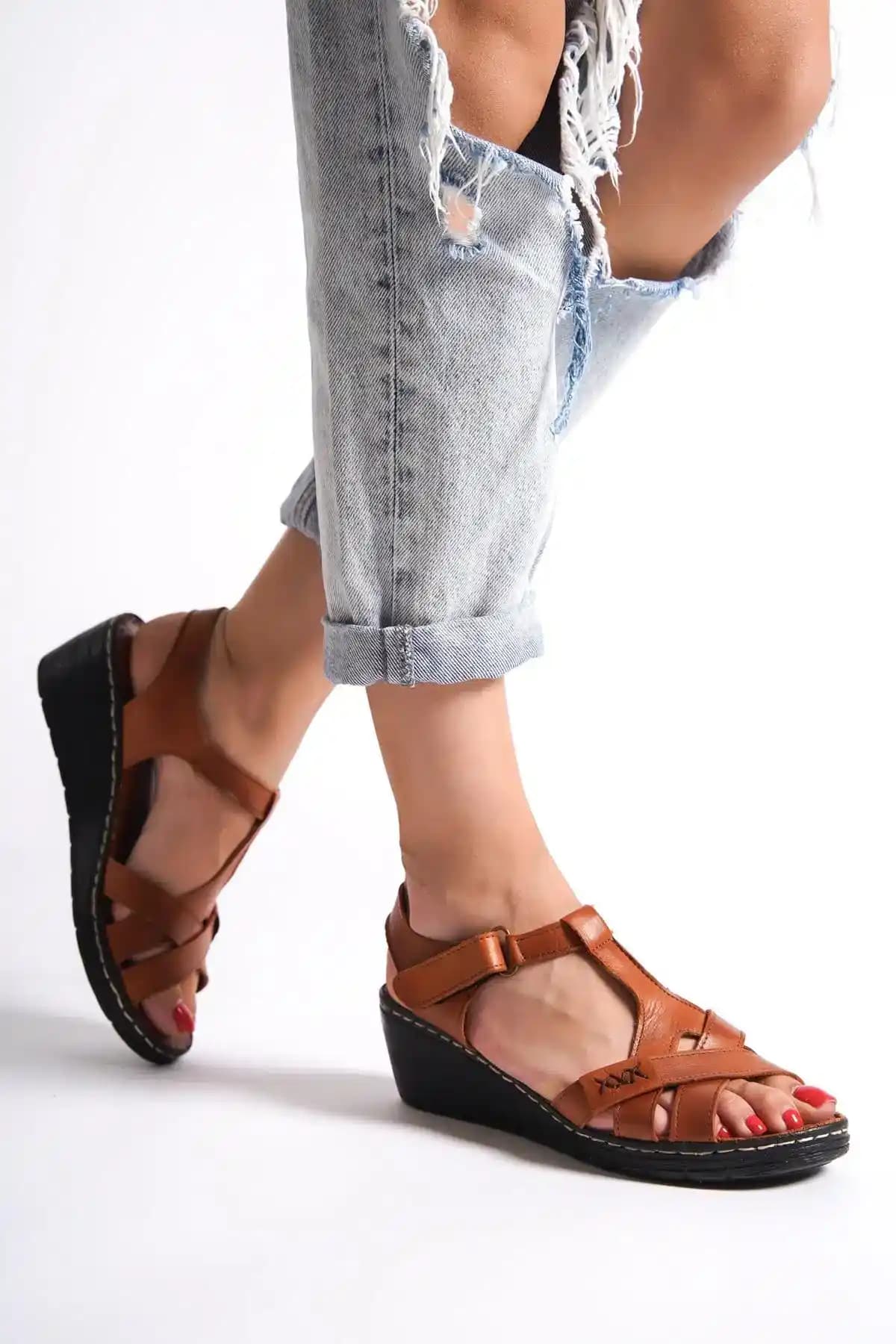 Hakiki Deri Sandaletler ve Dolgu Taban Özellikleriyle Konfor ve Şıklık Sunar