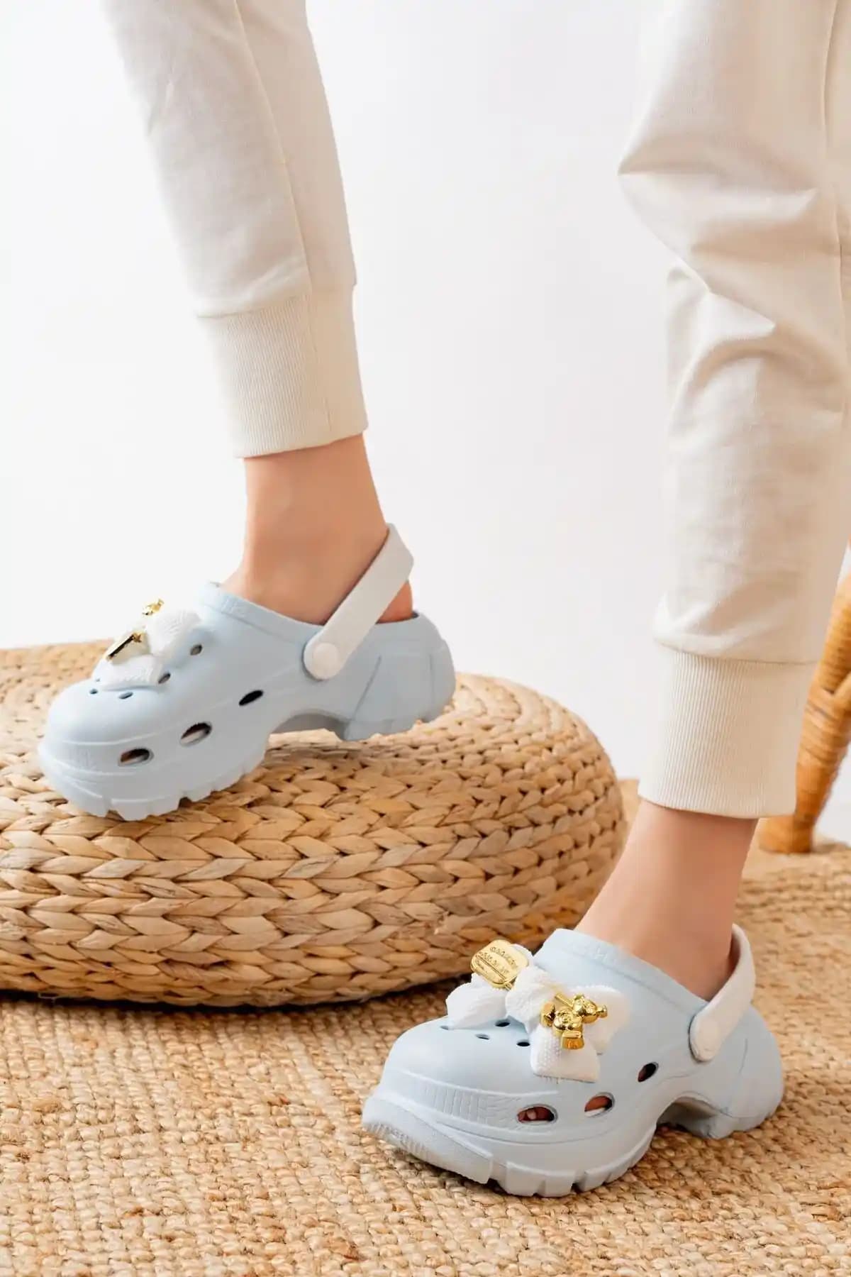 Hastane Ortamında Kadınlar İçin Uygun Rahat Sandalet ve Terlik Seçimi Rehberi