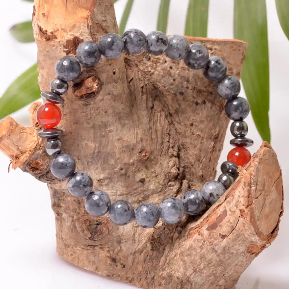 Hematit Jade Taşlı Bileklikler: Anlamlı Hediye Seçenekleri ve Özellikleri