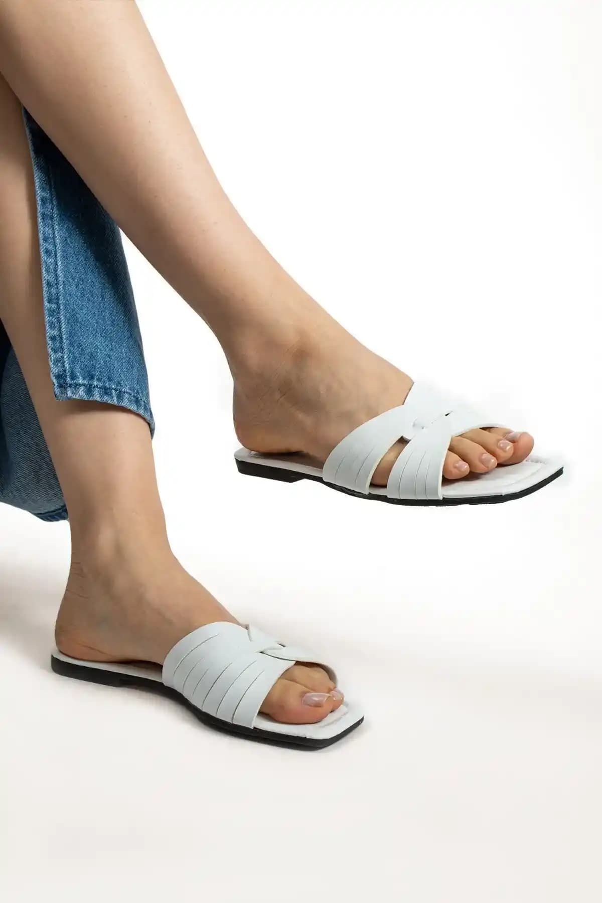 Kadın Beyaz Terliklerde Konfor ve Şıklık Sunan En İyi Seçenekler ve Kullanım İpuçları