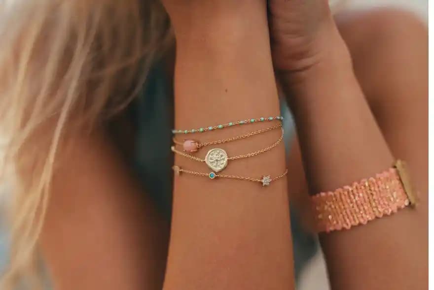 Kadın Bileklikleri Seçimi Rehberi: Stil ve Fonksiyonellik Bir Arada