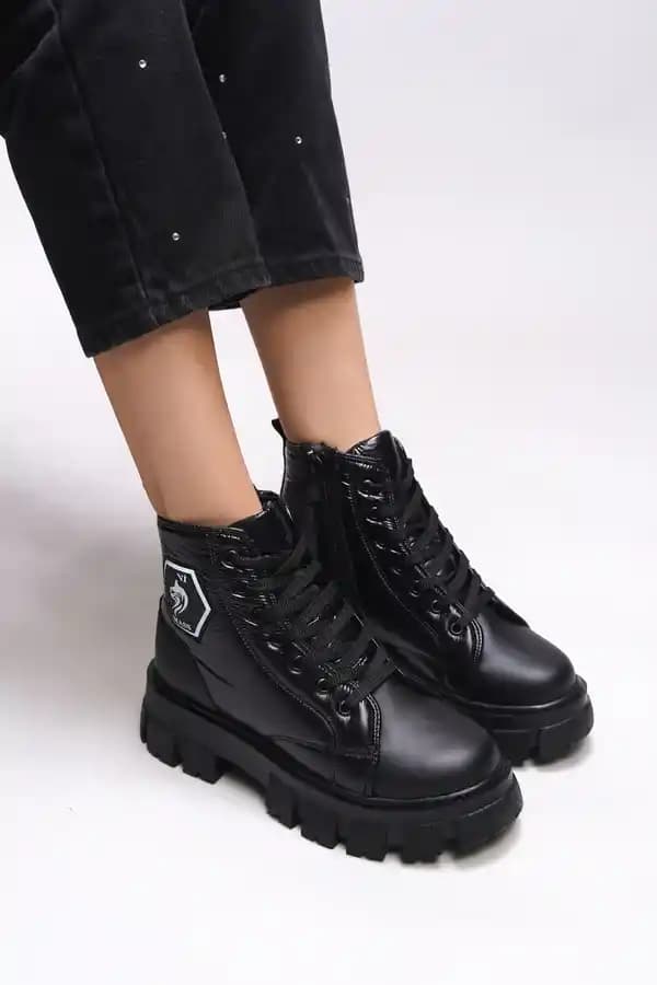 Kadın Botlarda Konfor ve Şıklık: Günümüz Moda Trendlerine Uygun Tasarımlar