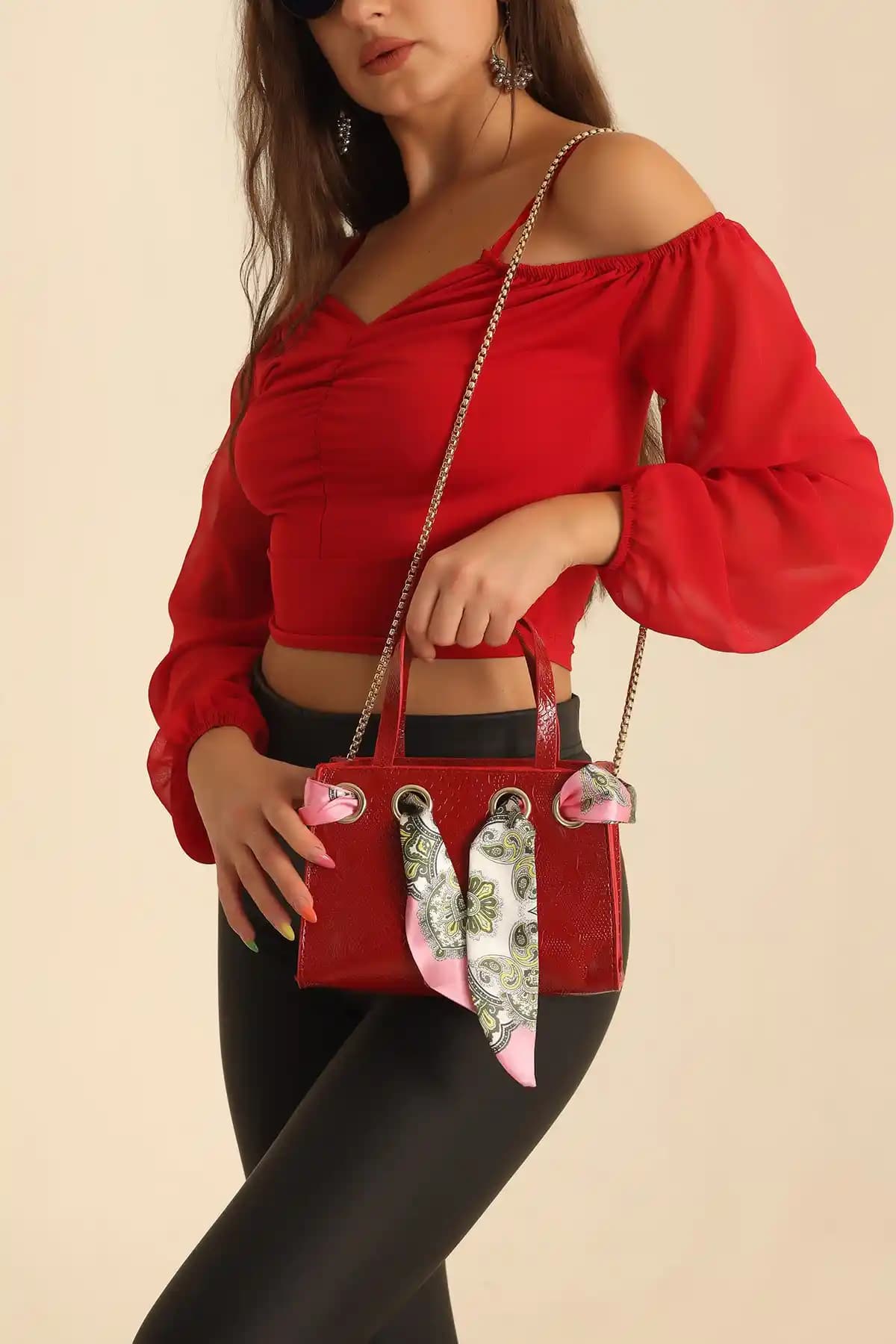 Kadın Çantaları ve Fularlı Aksesuar Seçiminde Güncel Trendler ve Pratik Yaklaşımlar