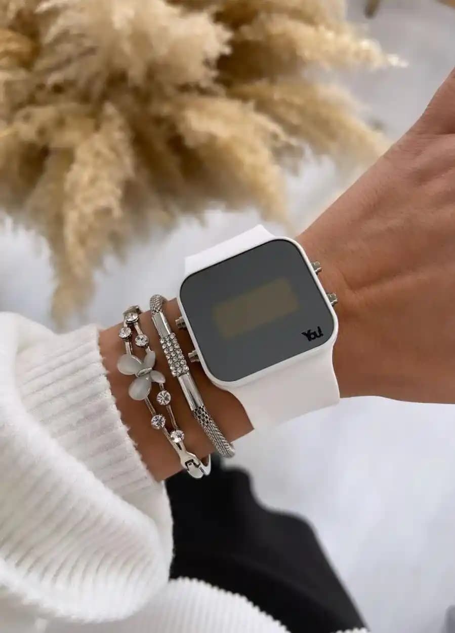 Kadın Dijital Saatlerde Siyah Beyaz Kombinasyonların Estetik ve Fonksiyonel Özellikleri