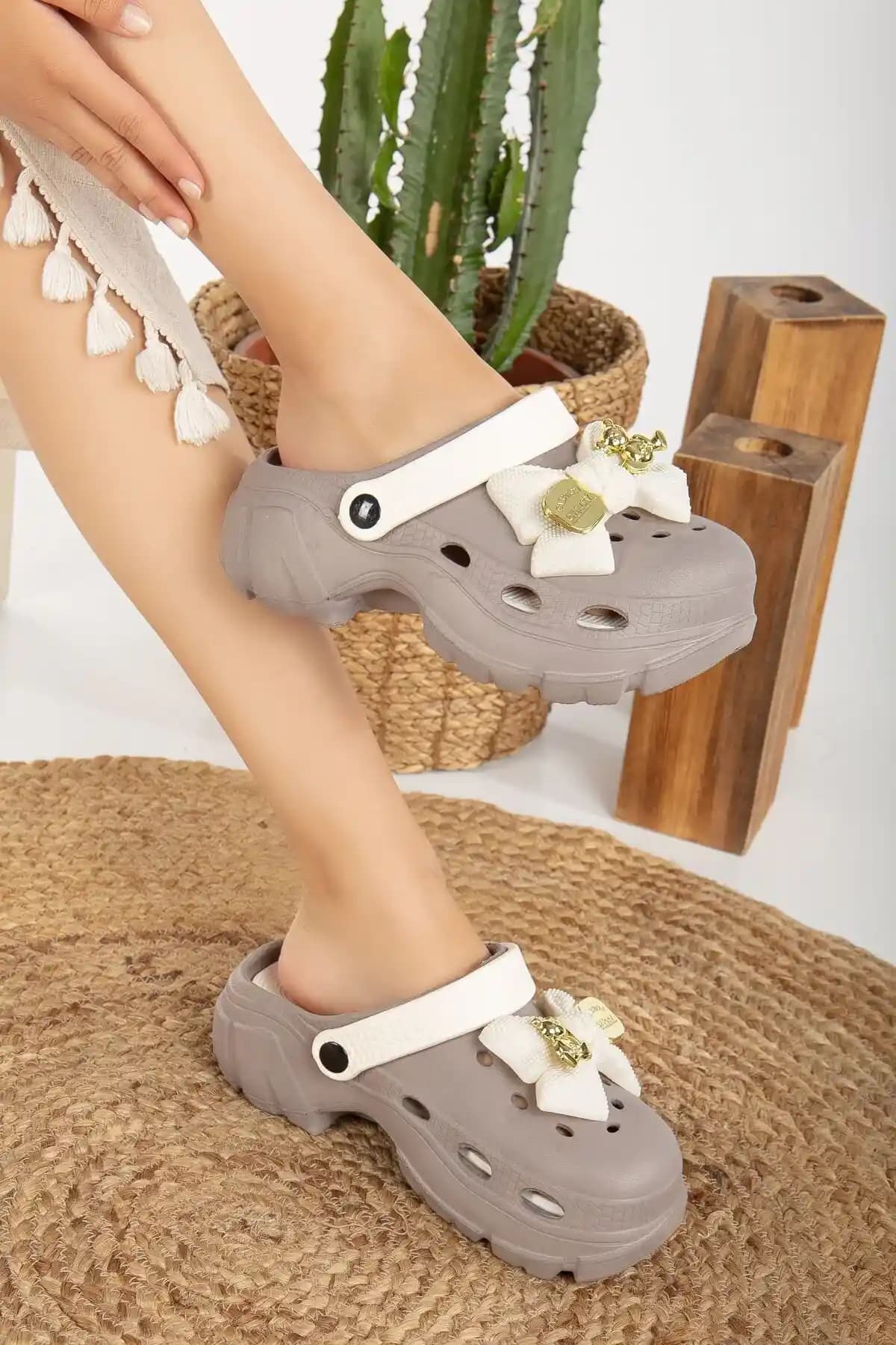 Kadın Hastane Eva Terlikleri: Hijyen ve Konforu Bir Arada Sunan Modeller