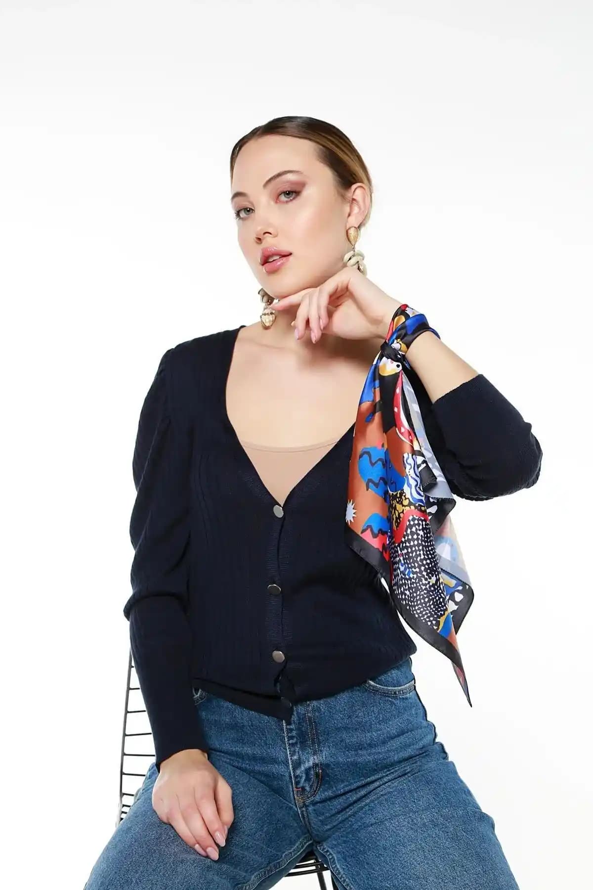 Kadın Modasında Renkli Bandana ve Fularların Yeri ve Güncel Trendler