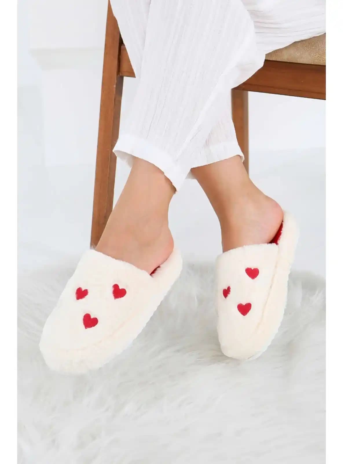 Kadın Peluş Ev Terlikleri: Sıcaklık ve Şıklığı Bir Arada Sunan Modeller