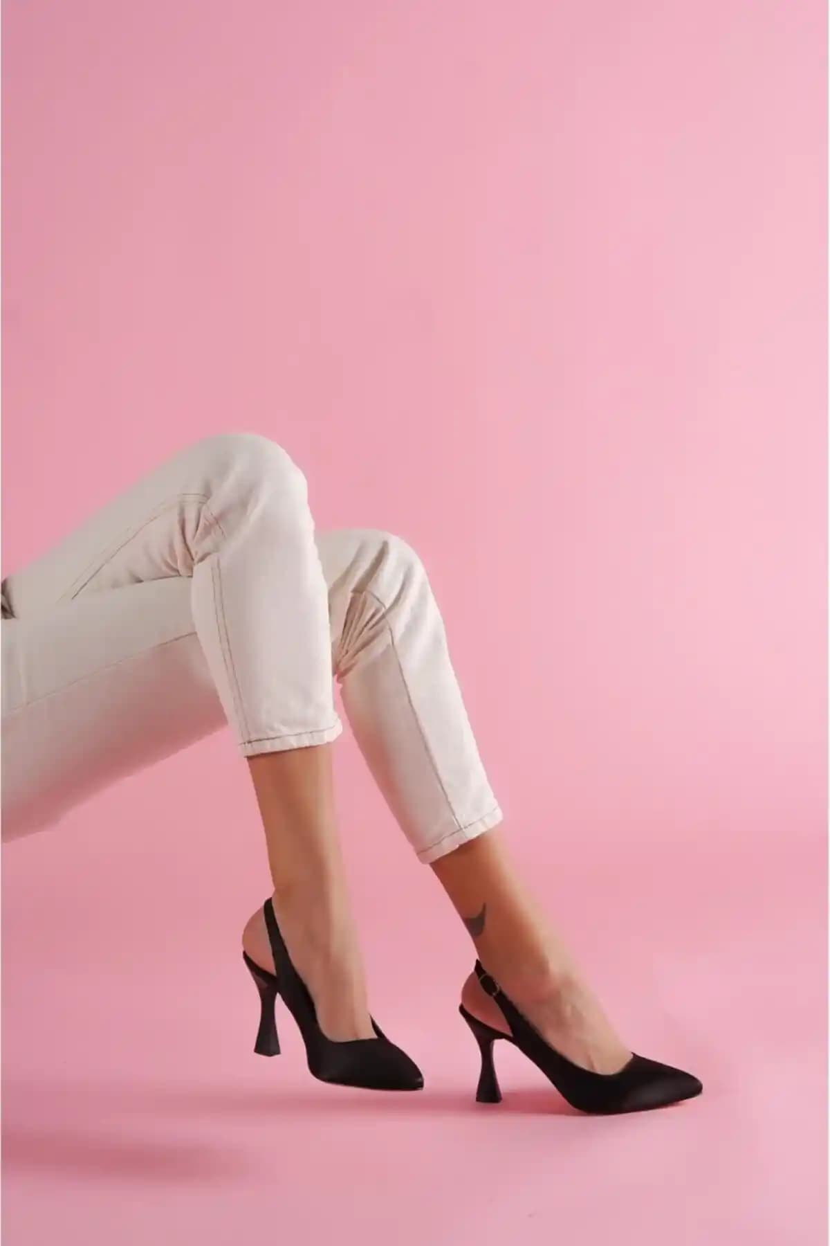 Kadın Saten Topuklu Ayakkabılar: Şıklık ve Zarafetin En Güzel Temsilcisi