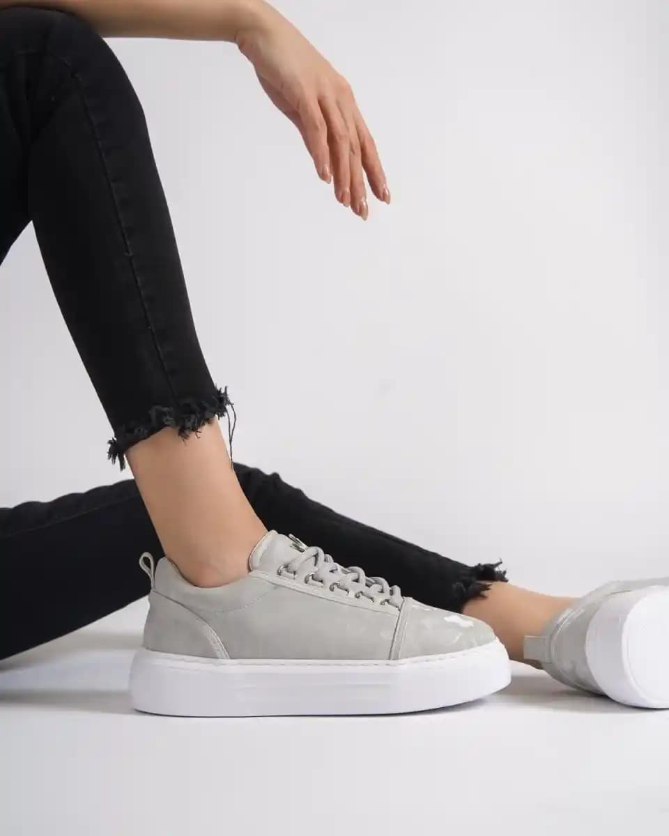 Kadın Sneaker'ların Özellikleri, Tasarımı ve Moda Trendleri Hakkında Kapsamlı Bilgi