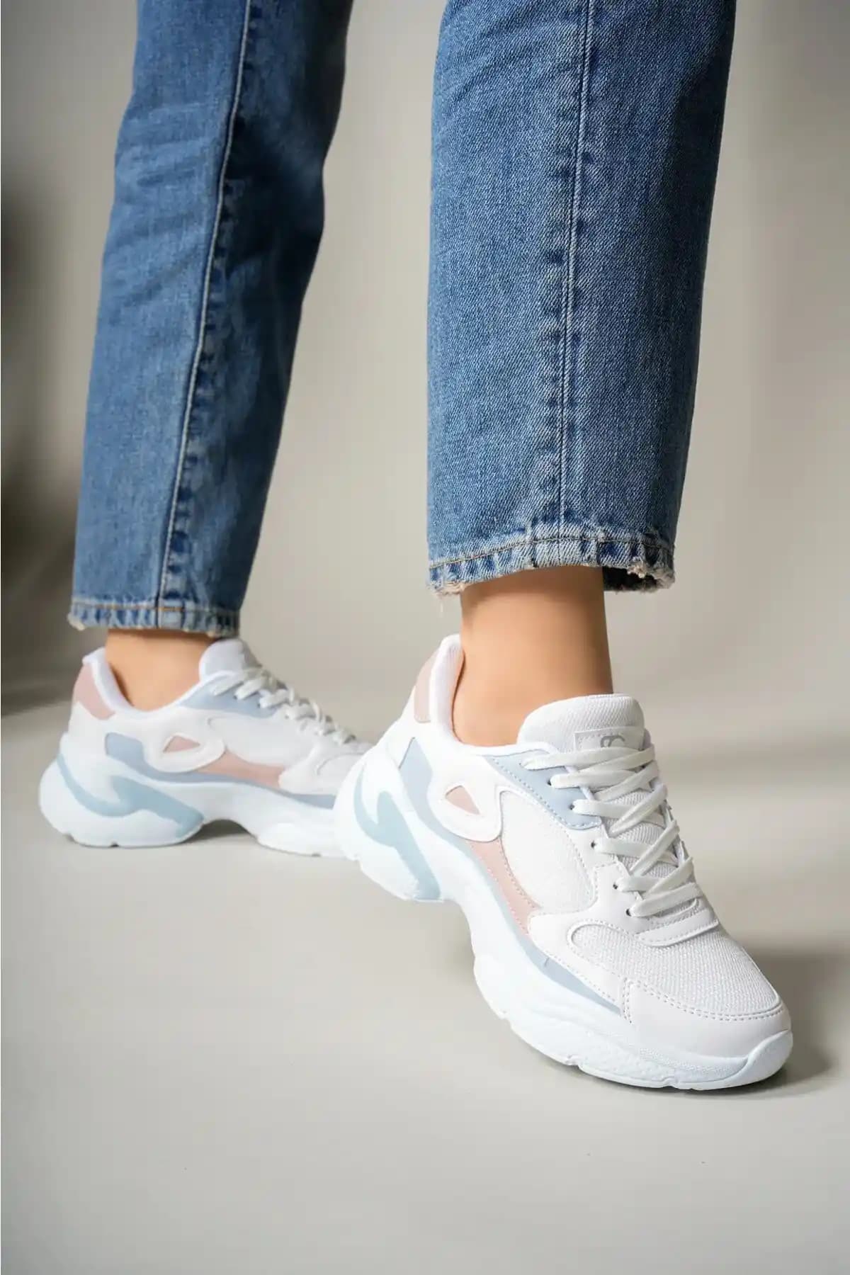 Kadın Sneaker Modasında Renk ve Tasarım Trendleri Güncel ve Şık Seçenekler