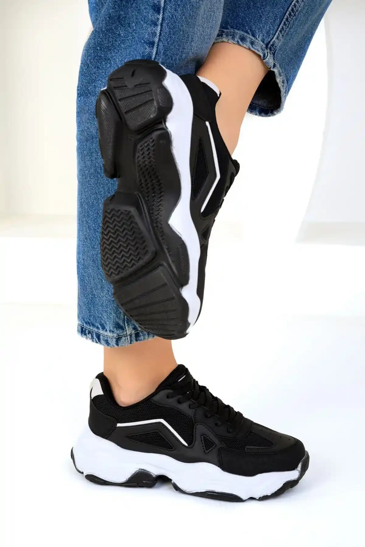 Kadın Sneaker Seçiminde Dikkat Edilmesi Gereken Temel Kriterler ve Trendler