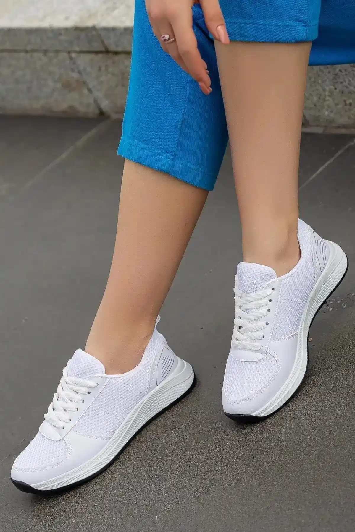 Kadın Sneakerları: Günlük Konfor ve Şıklık Sunan Modern Tasarımlar