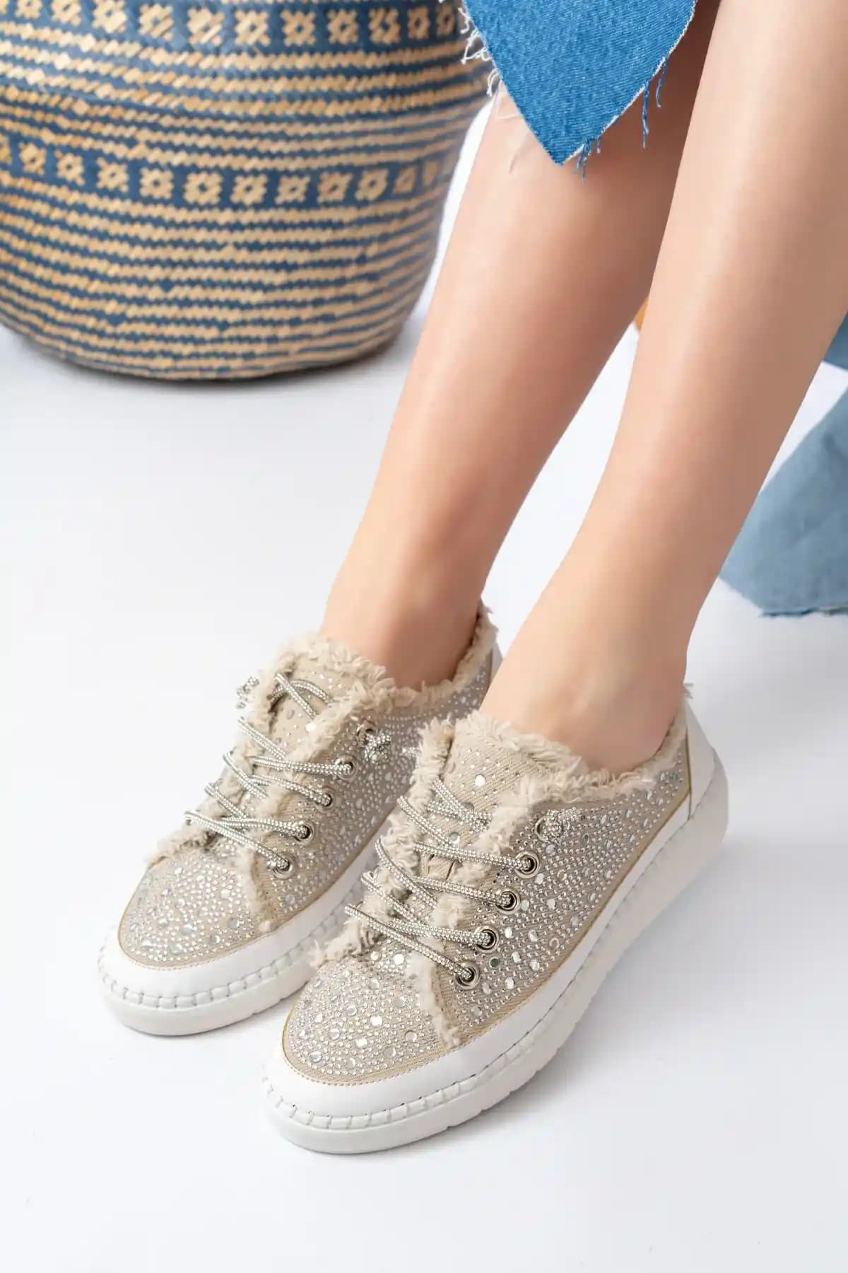 Kadın Spor Ayakkabıları: Şıklık ve Konforu Bir Arada Sunan Seçenekler