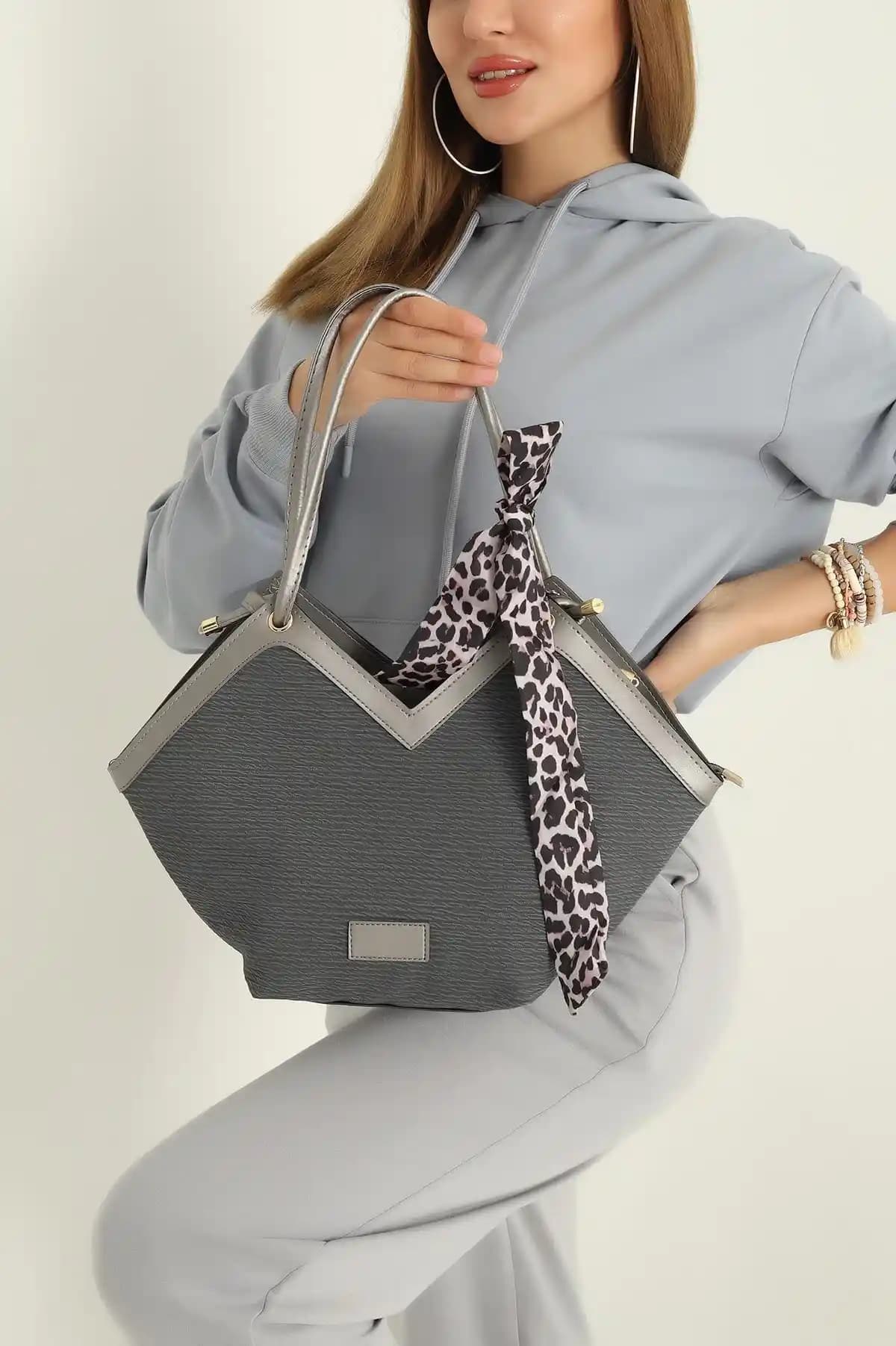 Kadınlar İçin Estetik ve Fonksiyonel Aksesuarlar: Çanta ve Fular Modelleri ve Kullanım İpuçları