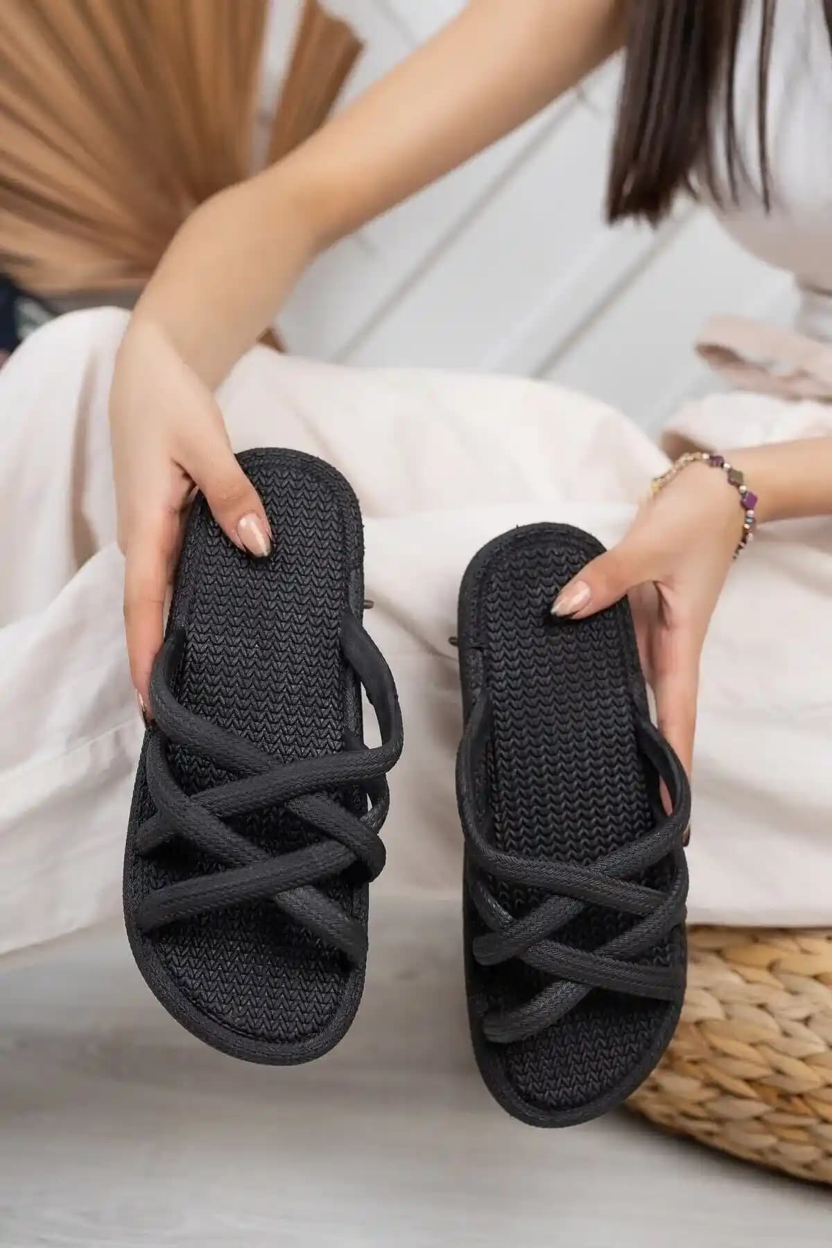 Kadınlar İçin Kaymaz Banyo ve Plaj Terlikleri Güvenlik ve Konforun Birleşimi