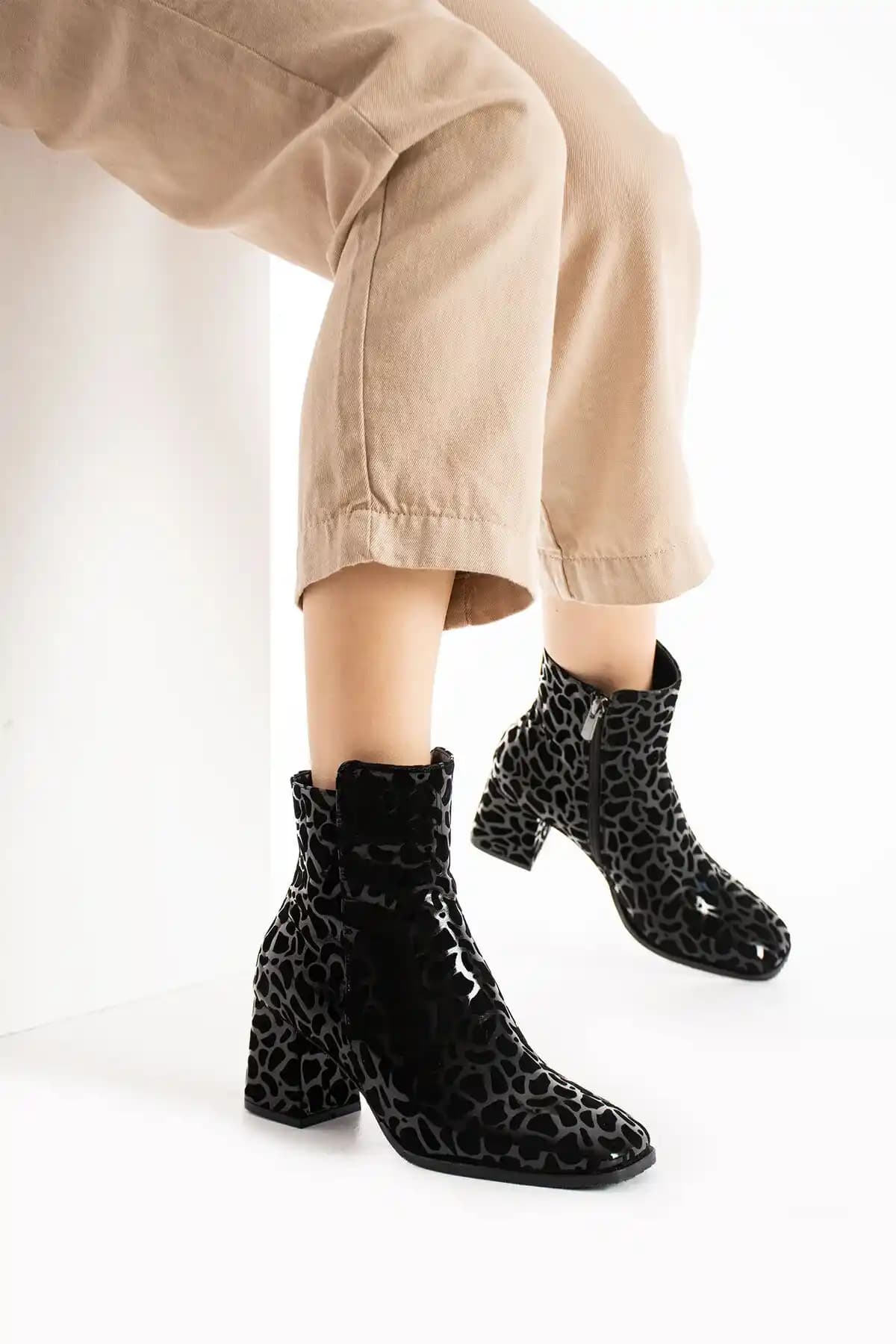 Kadınlar İçin Konforlu ve Şık Topuklu Botlar: Tasarım ve Kullanım Detayları