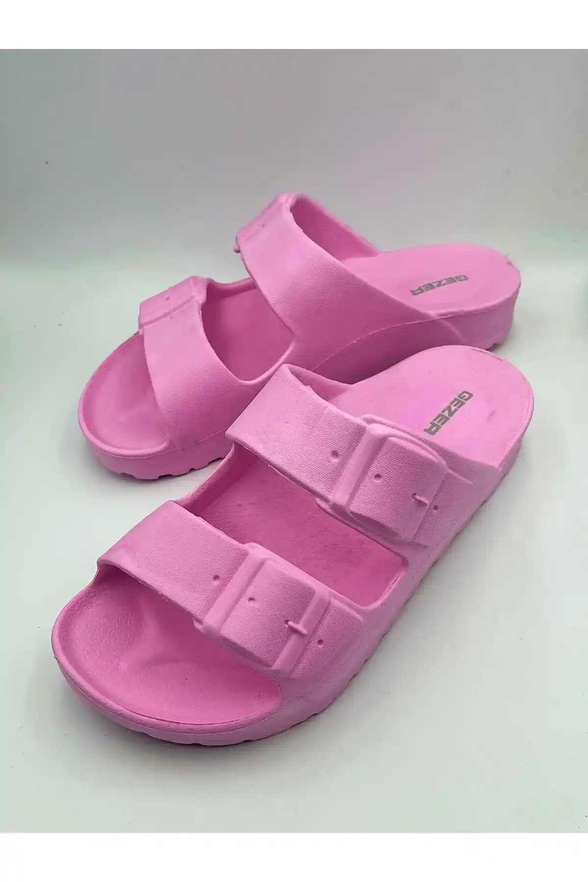 Kadınlar İçin Plaj ve Banyo Terlikleri: Konfor ve Güvenlik Sağlayan Modeller