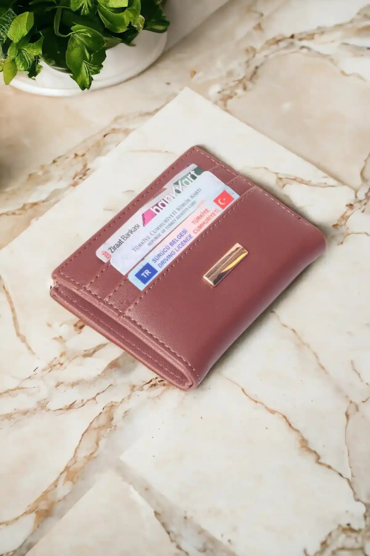 Kadınlar İçin Şık ve Fonksiyonel Cüzdan Seçiminde Dikkat Edilmesi Gerekenler