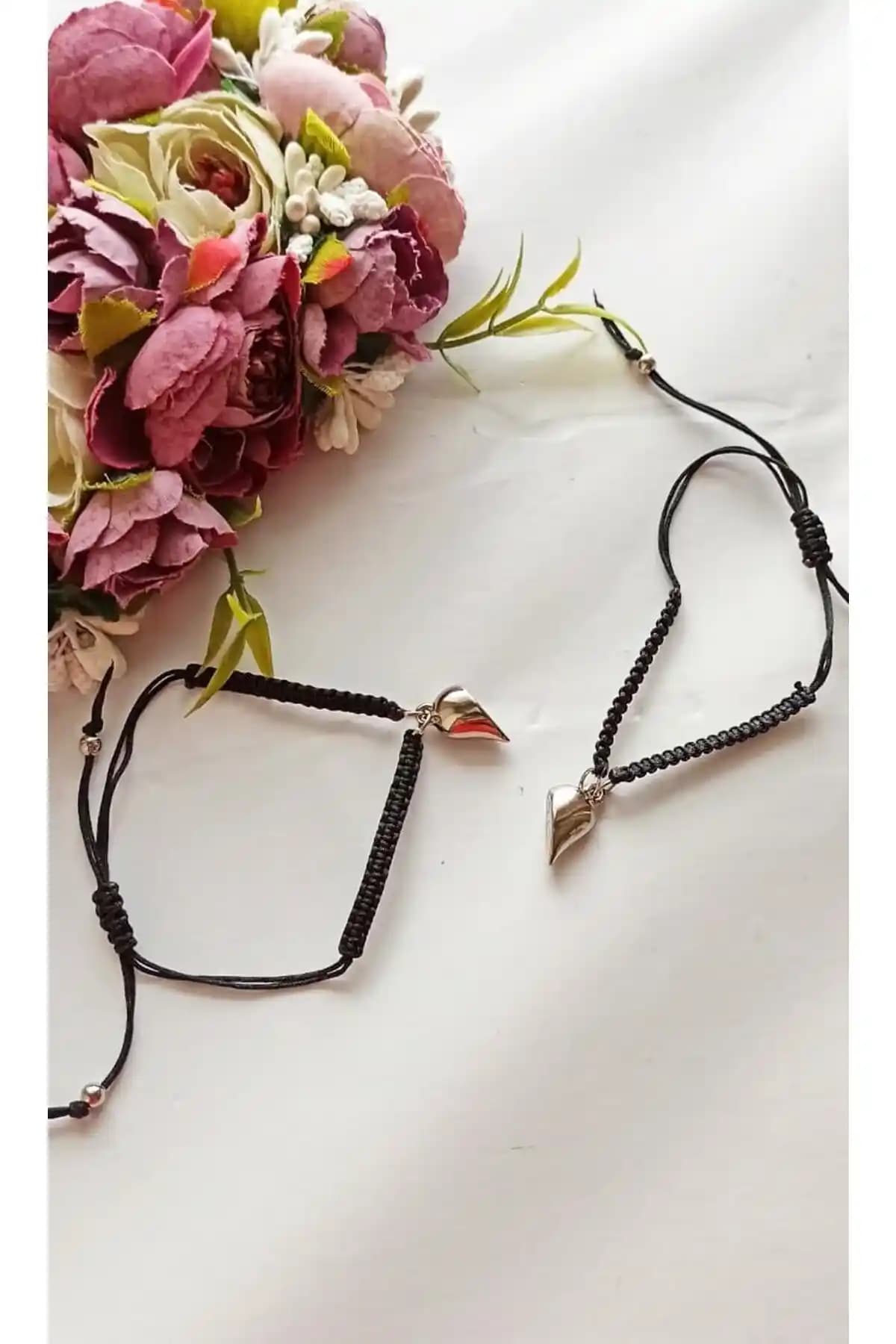 Kalp Tasarımlı Arkadaşlık Bileklikleri: Sevgi ve Bağlantıyı Güçlendiren Aksesuarlar