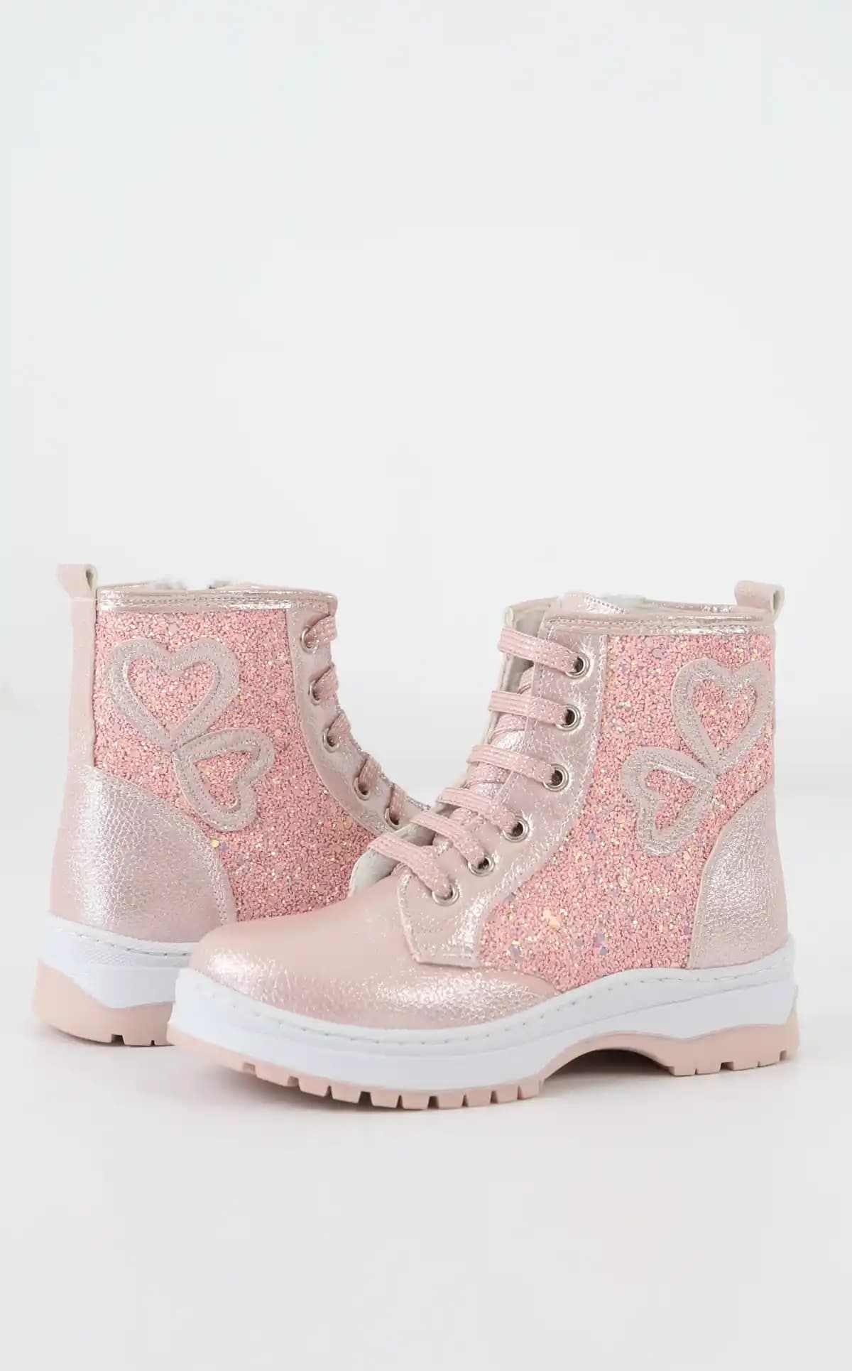 Kız Çocukları İçin Ayakkabı ve Çanta Seçiminde Önemli Faktörler ve Trendler